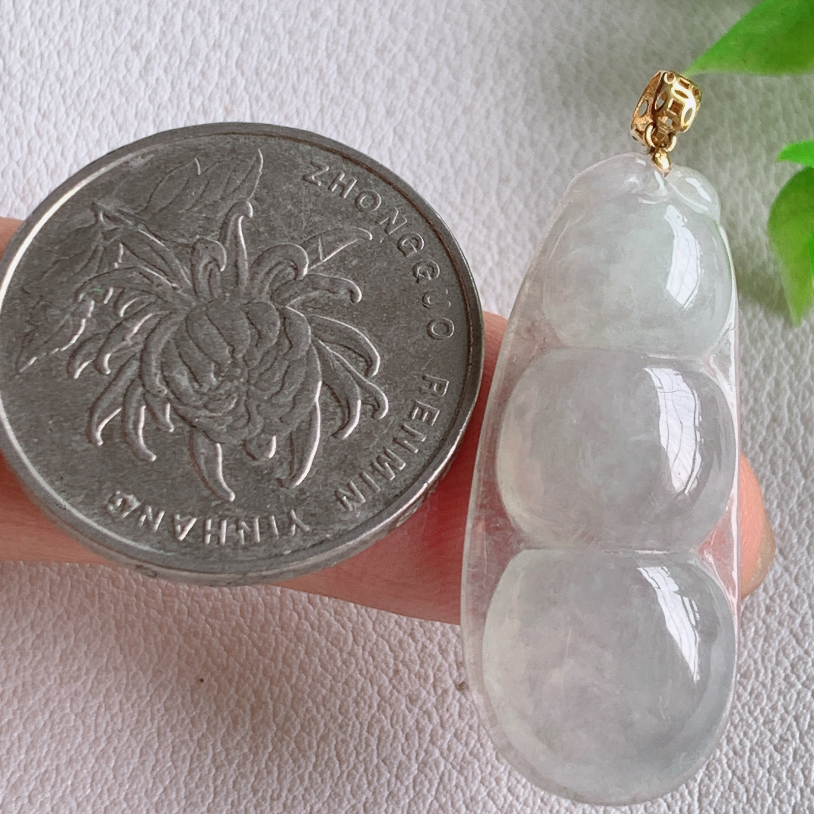18k金扣冰润福豆翡翠挂件，冰清玉洁  胶感十足  寓意“四季平安，福气满满”颜色鲜艳，清新自然，饱满通透   W415.31  尺寸：31.6-14-5.2mm
