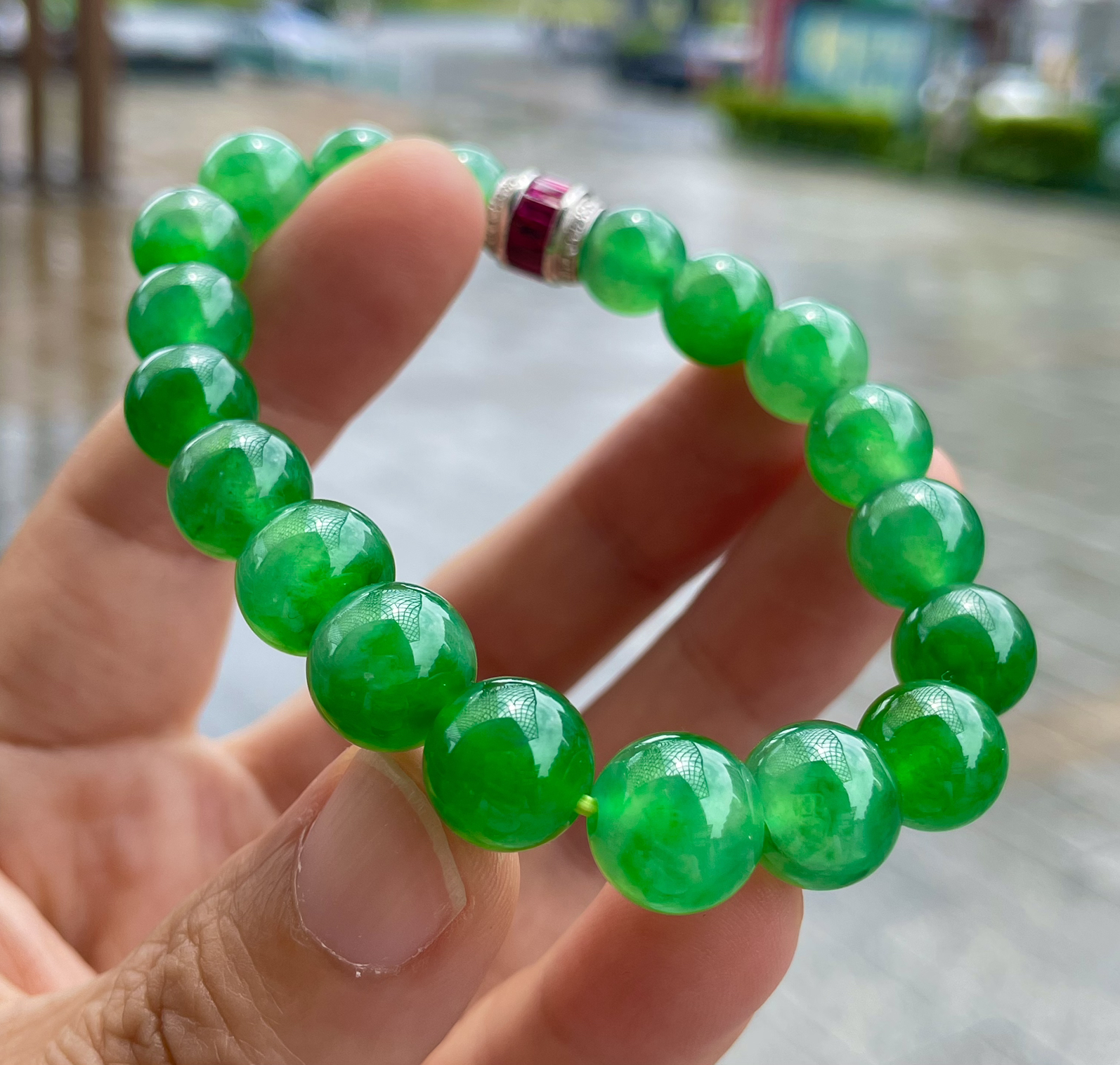 【冰种满绿圆珠手串】冰感十足，通透闪亮，颜色很艳丽，收藏品质，推荐入手。尺寸：9.5-11