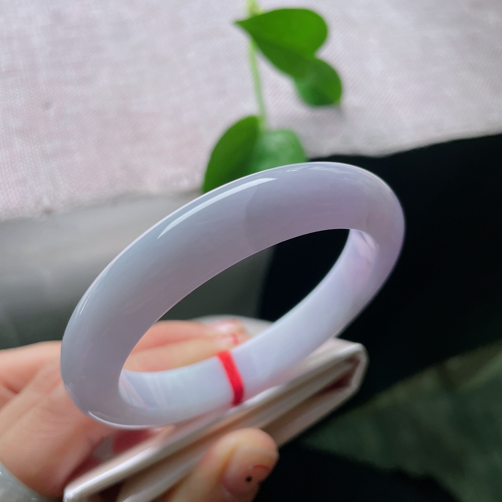 56/11.1/8.4，紫罗兰正圈，像是把暮色揉碎了，戴在手上，连心跳都变温柔。皮纹，ss56870a