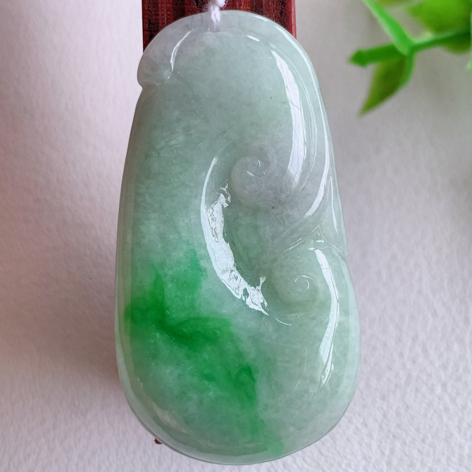 冰润飘绿吉祥如意翡翠吊坠  寓意“万事如意，吉祥如意,福寿绵长 心想事成”饱满大气，通透水润  W415.31 尺寸：40.6-21.8-5.5mm