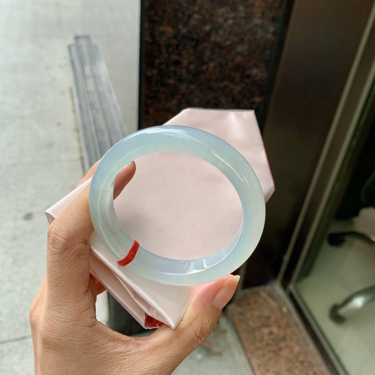 冰蓝正圈, 0801-N1281-4, 无裂，底妆胶润细腻，千变万化的冰晴蓝底色，拥有海的颜色，却散发着星空的光芒，这是一只来自冰川蓝的清冷气质仙女镯。