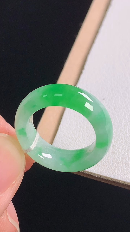 冰飘绿指环，无裂，尺寸:圈口9/15.2-6.3-3.5mm 28