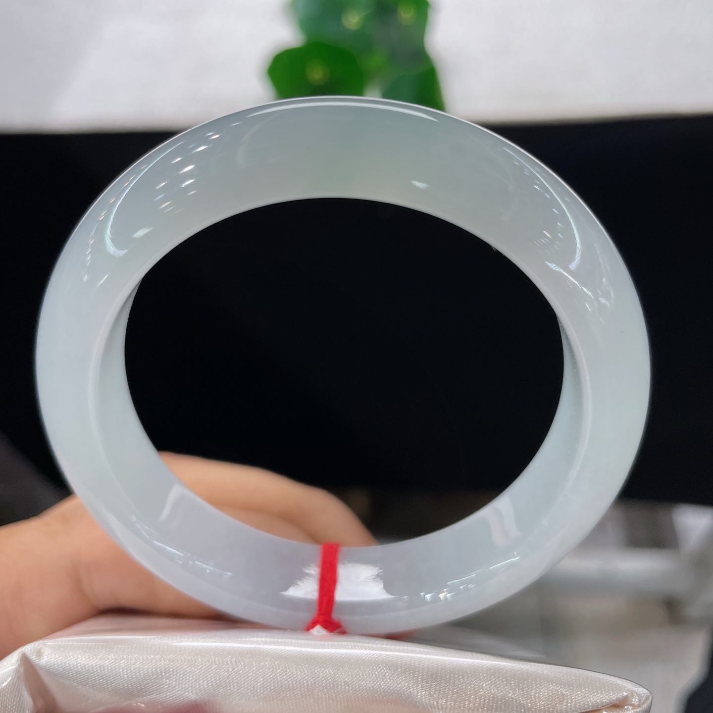 圈口54.6/12.7/8.5，白冰正圈，54/55可戴，仿若清雾融冰，质地澄澈。莹润通透。无裂。