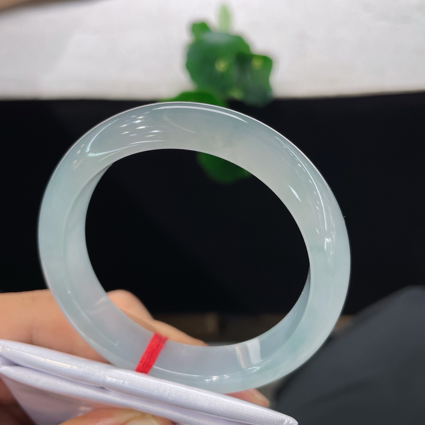 圈口53/12/7.5，白冰起胶正圈，52/53可戴，仿若云栖清渊，质地冰透。泛着淡淡的冰润。无裂。