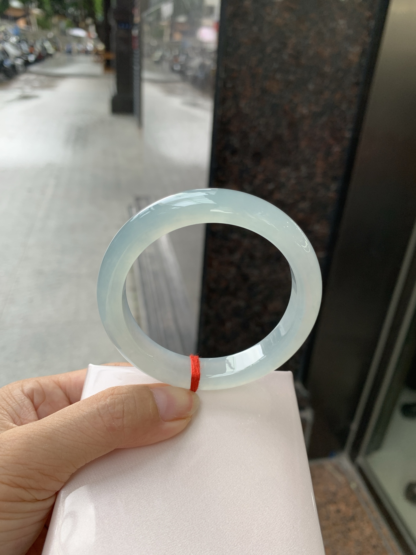 冰蓝正圈, 0801-N1281-4, 无裂，底妆胶润细腻，千变万化的冰晴蓝底色，拥有海的颜色，却散发着星空的光芒，这是一只来自冰川蓝的清冷气质仙女镯。