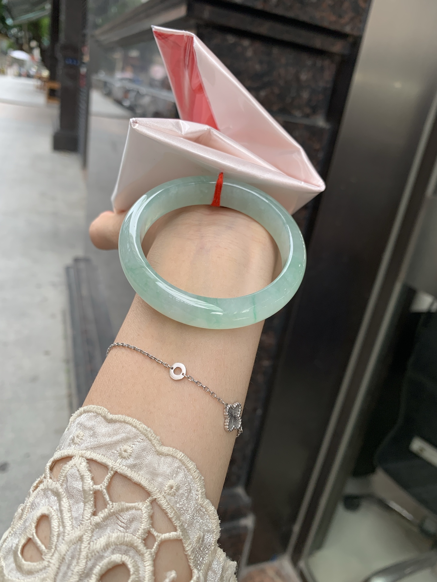 冰晴飘绿正圈,51.8-7.1-12,0801-SJ-131,无裂,底妆水润细腻，满圈晴绿底色飘绿花，鲜艳得像新冒头的嫩芽，灵动清新，即柔和又充满生机