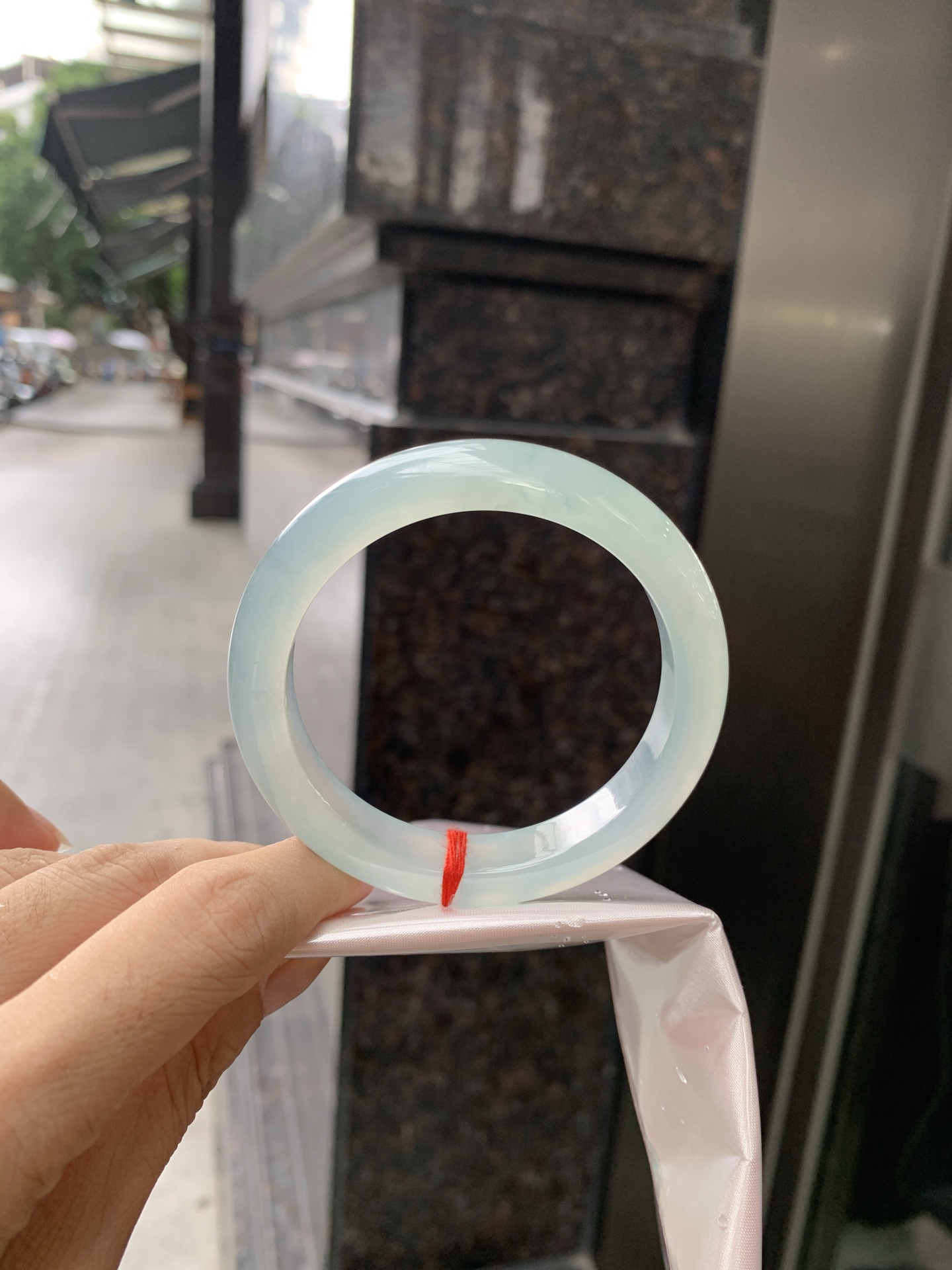 冰蓝飘花正圈, 0801-N1281-2, 无裂，底妆冰润细腻，碎花灵动像是被风吹散的蓝墨水，恰似春夜星河落入腕间🪸