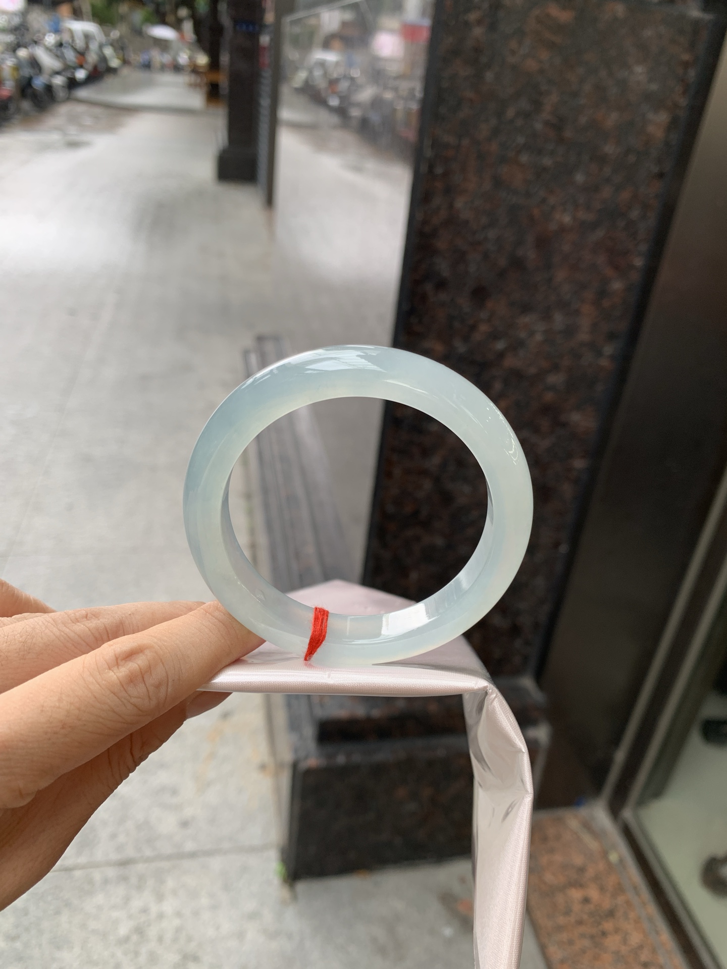 冰蓝正圈,56.3-8.1-10.9,0801-N1281-1,打灯细纹，底妆胶润细腻，千变万化的冰晴蓝底色，拥有海的颜色，却散发着星空的光芒，这是一只来自冰川蓝的清冷气质仙女镯。