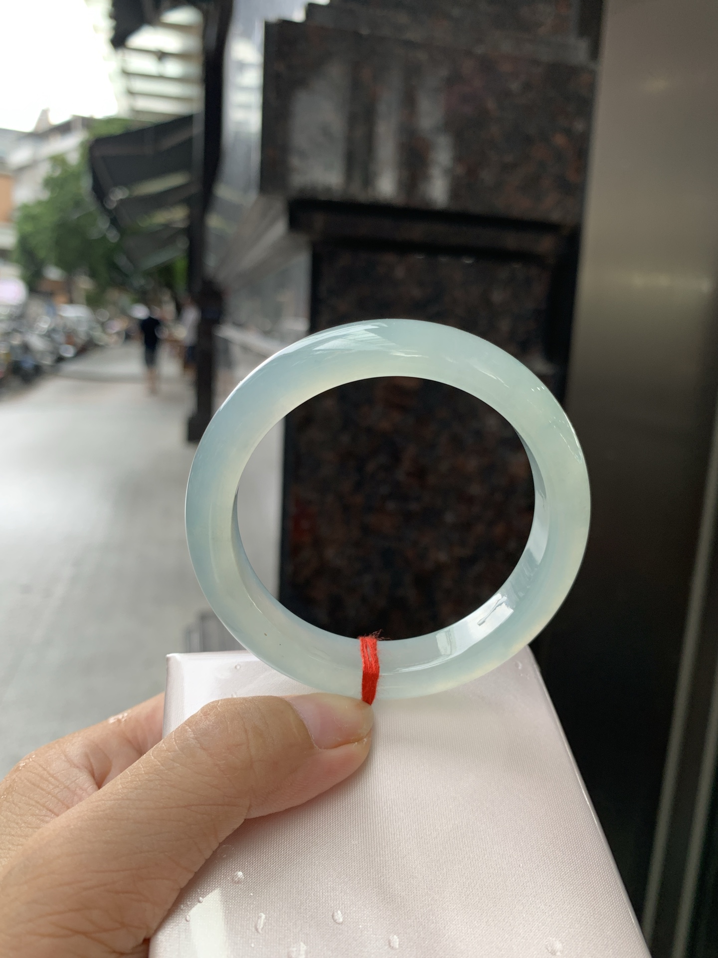 冰蓝飘花正圈, 0801-N1281-2, 无裂，底妆冰润细腻，碎花灵动像是被风吹散的蓝墨水，恰似春夜星河落入腕间🪸