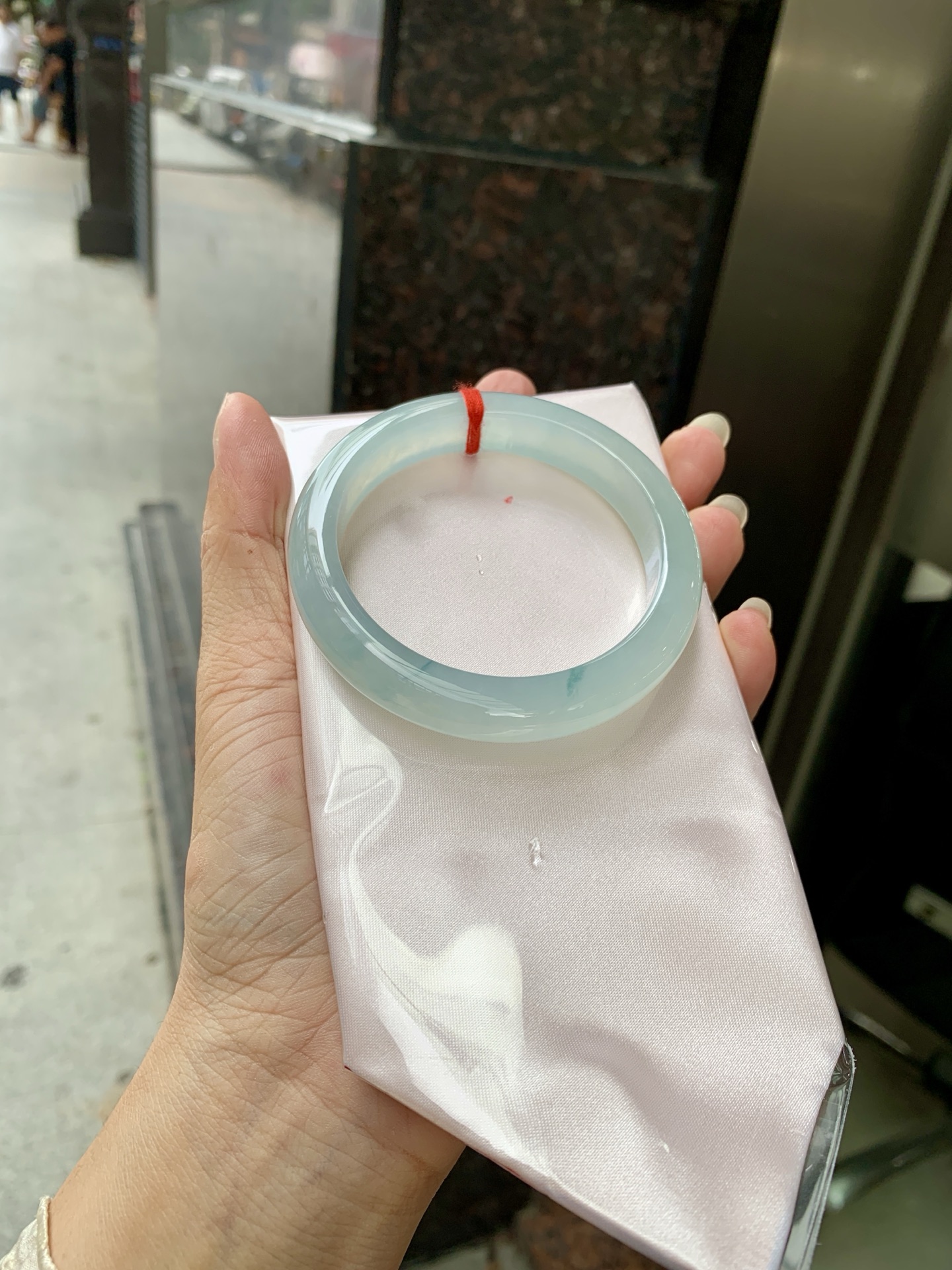 冰蓝飘花正圈, 55.6-7.9-11, 0801-N1281-3, 无裂，底妆冰润细腻，碎花灵动像是被风吹散的蓝墨水，恰似春夜星河落入腕间🪸