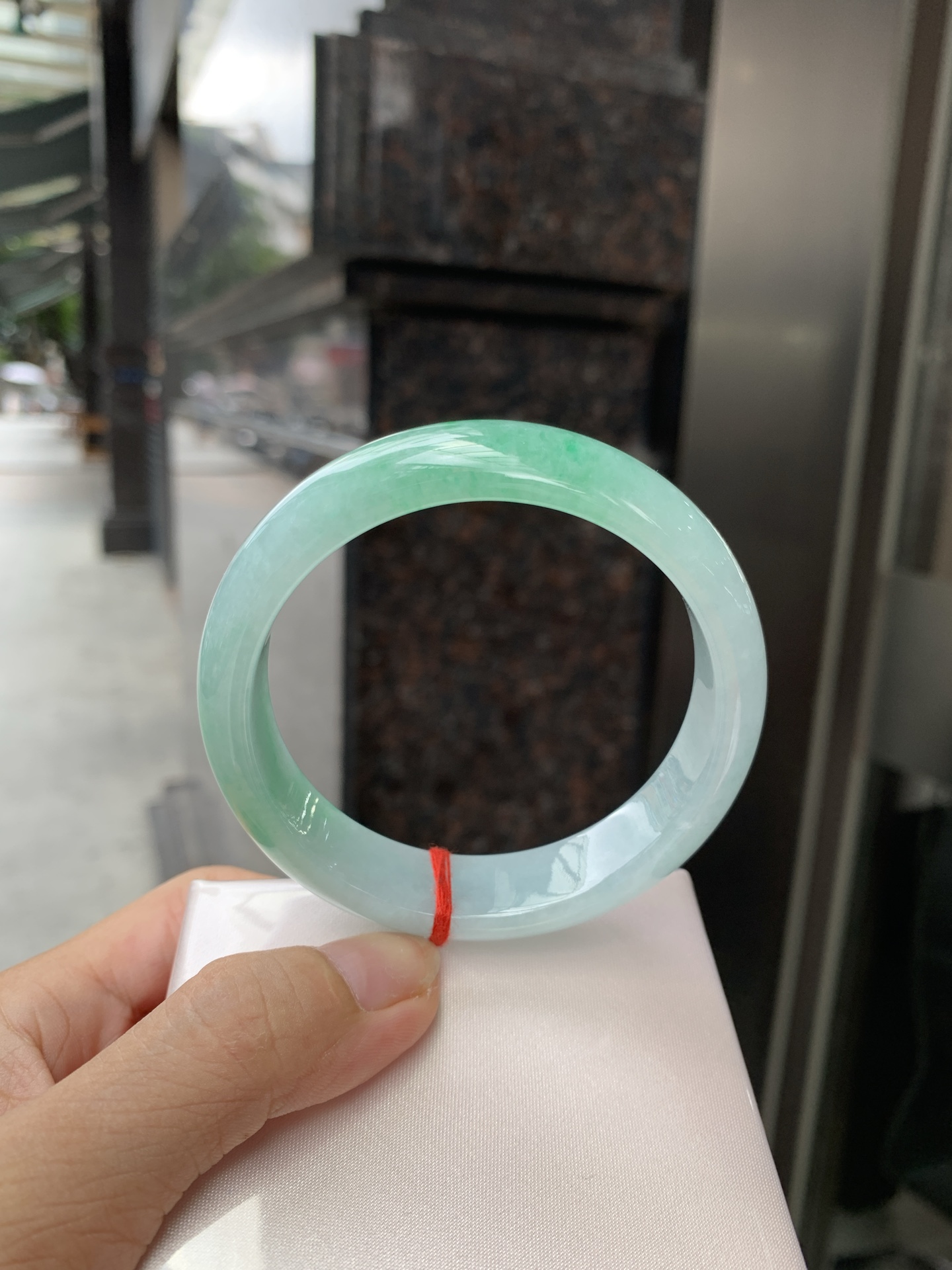 白底青宽版正圈, 打灯细纹，底妆水润，几抹绿花飘舞，清新动人，更显灵动，有生命力。