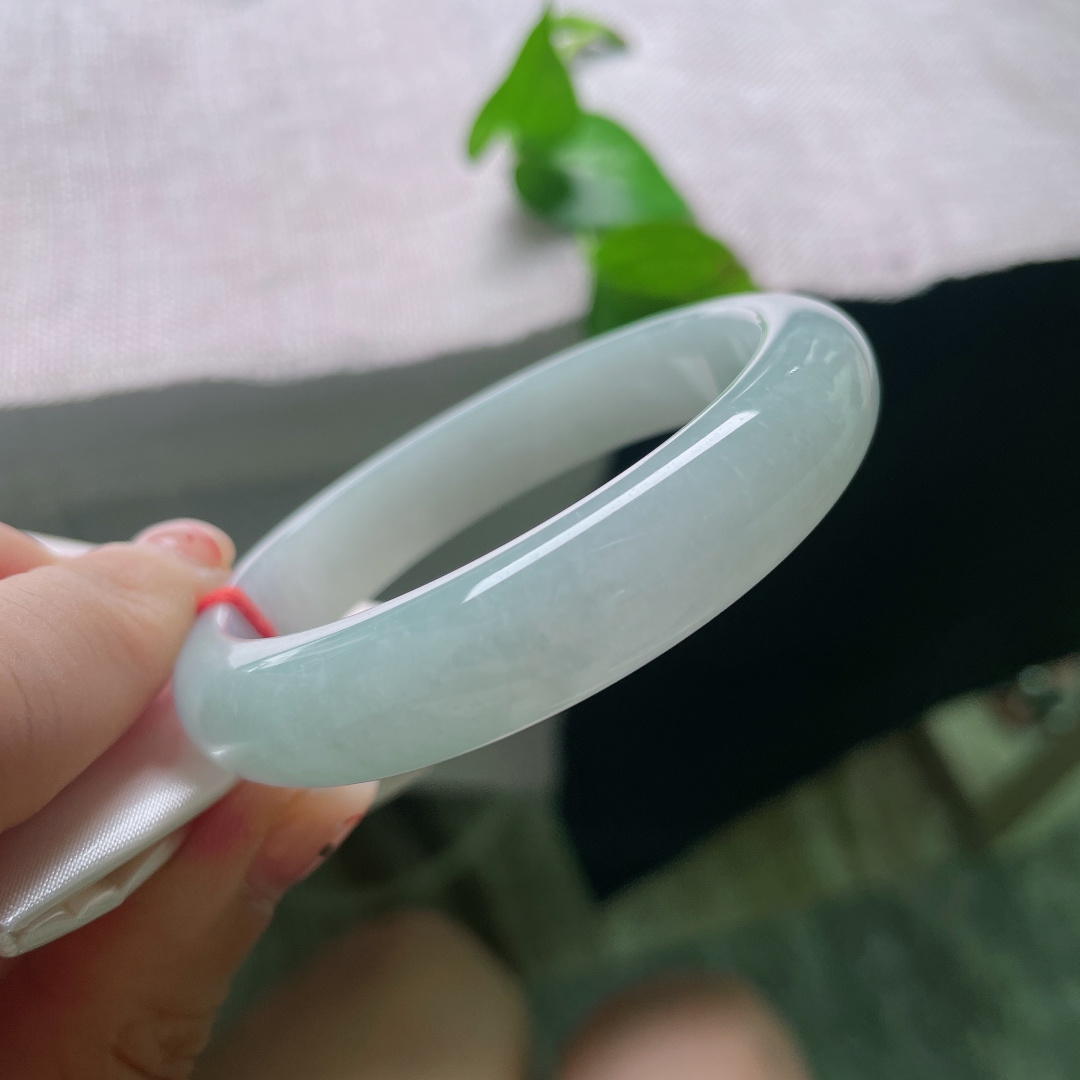 淡蓝底正圈，棉线，素净如一汪浅潭静水，底色均匀柔和，细腻玉料折射出温润柔光，褪去繁复雕琢，以纯粹玉色诠释中式含蓄温婉，沉静又耐看。ss54909a