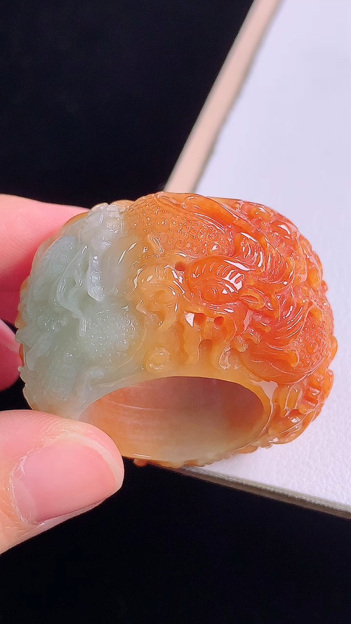 黄翡九龙扳指，无裂，尺寸:圈口29/22.3-23.8-10.0mm 29