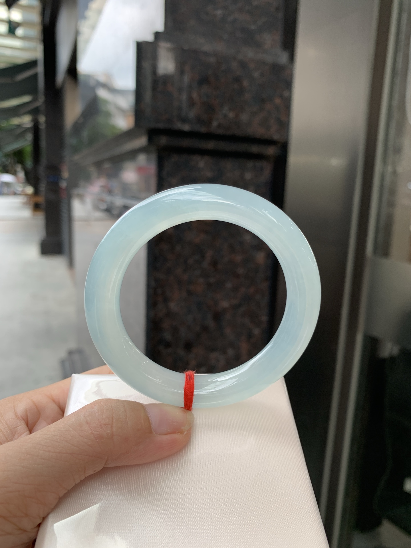 冰蓝圆条，0801-N1261，无裂，底妆胶润细腻，千变万化的冰晴蓝底色，拥有海的颜色，却散发着星空的光芒，这是一只来自冰川蓝的清冷气质仙女镯。