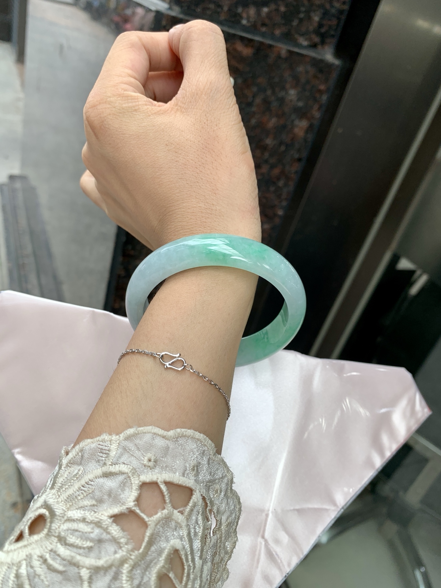 白底青宽版正圈, 打灯细纹，底妆水润，几抹绿花飘舞，清新动人，更显灵动，有生命力。