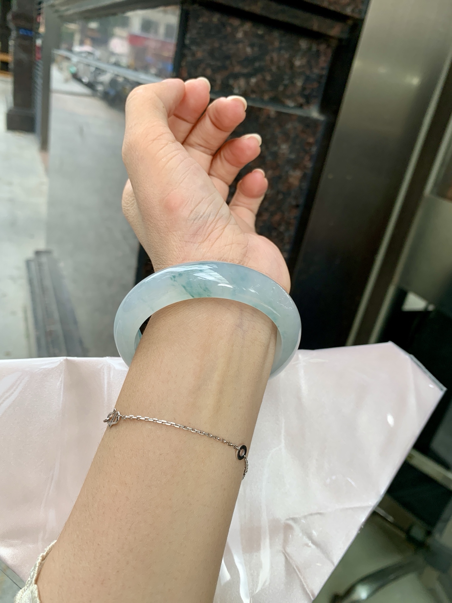 冰飘花正圈，打灯纹裂，不扣，底妆冰润细腻，冰底中开出了一朵兰花，飘花灵动飘逸，勾勒出一幅唯美诗意的山水意境画，古典优雅又秀气