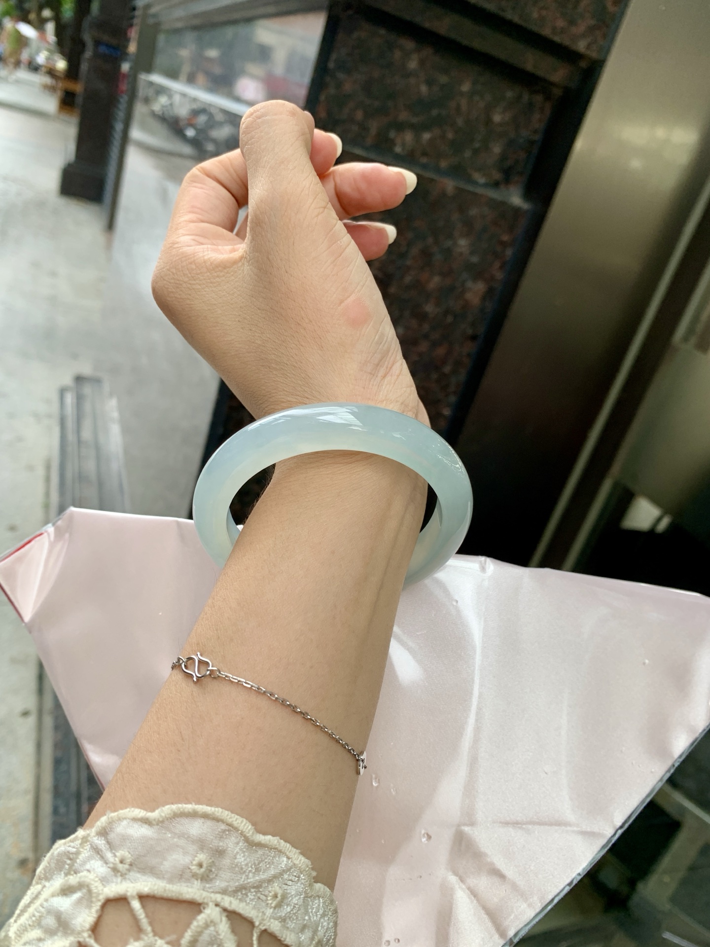 冰蓝正圈,56.3-8.1-10.9,0801-N1281-1,打灯细纹，底妆胶润细腻，千变万化的冰晴蓝底色，拥有海的颜色，却散发着星空的光芒，这是一只来自冰川蓝的清冷气质仙女镯。
