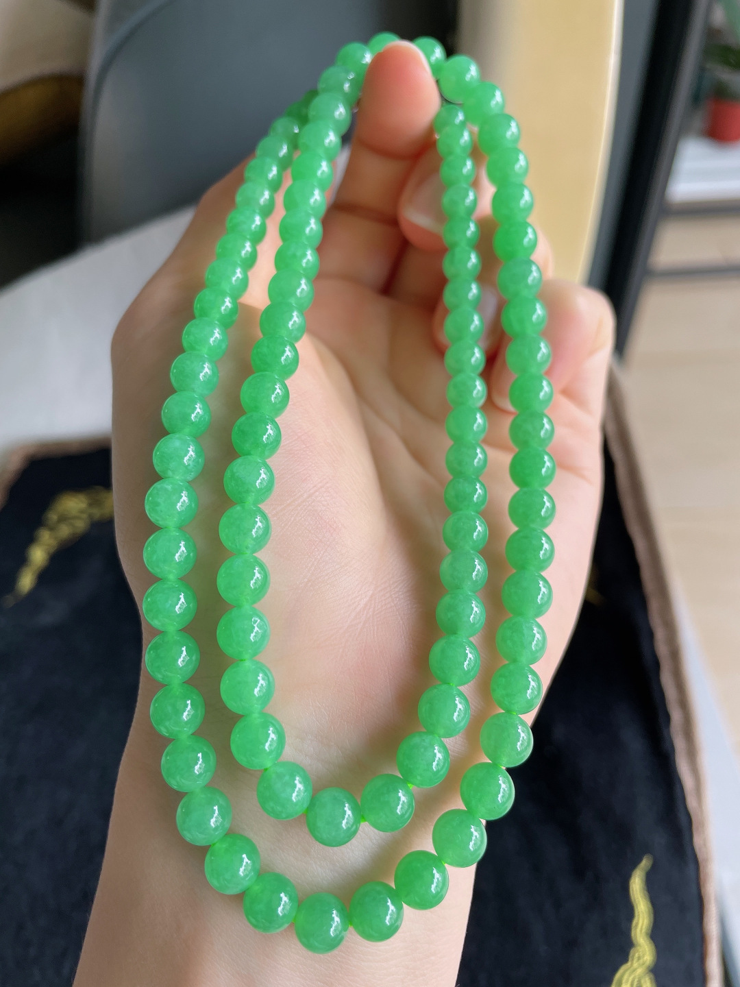 ️，缅甸天然翡翠A货，冰满绿珠链，尺寸：6.3-7.3mm90颗。【编1390】