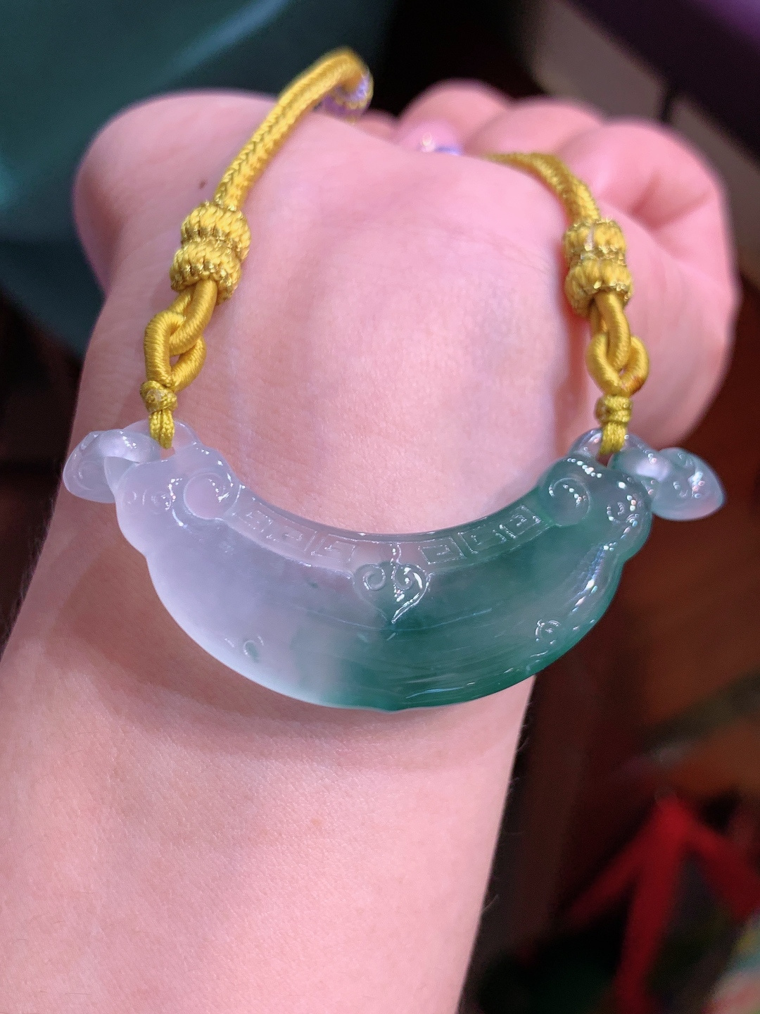 冰飘花如意锁吊坠，双色过渡自然，雕工复古大气，平安守护寓意美好