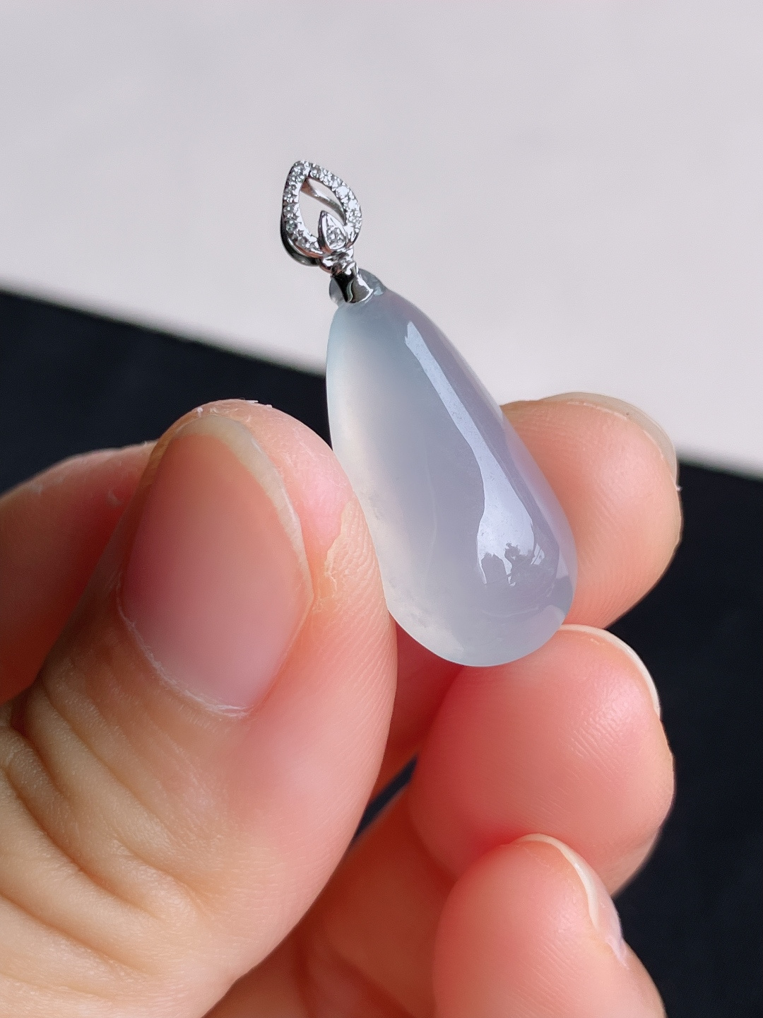 白冰水滴吊坠，简约时尚，尺寸28.8/21.6/11.3/6.8/自然光实拍