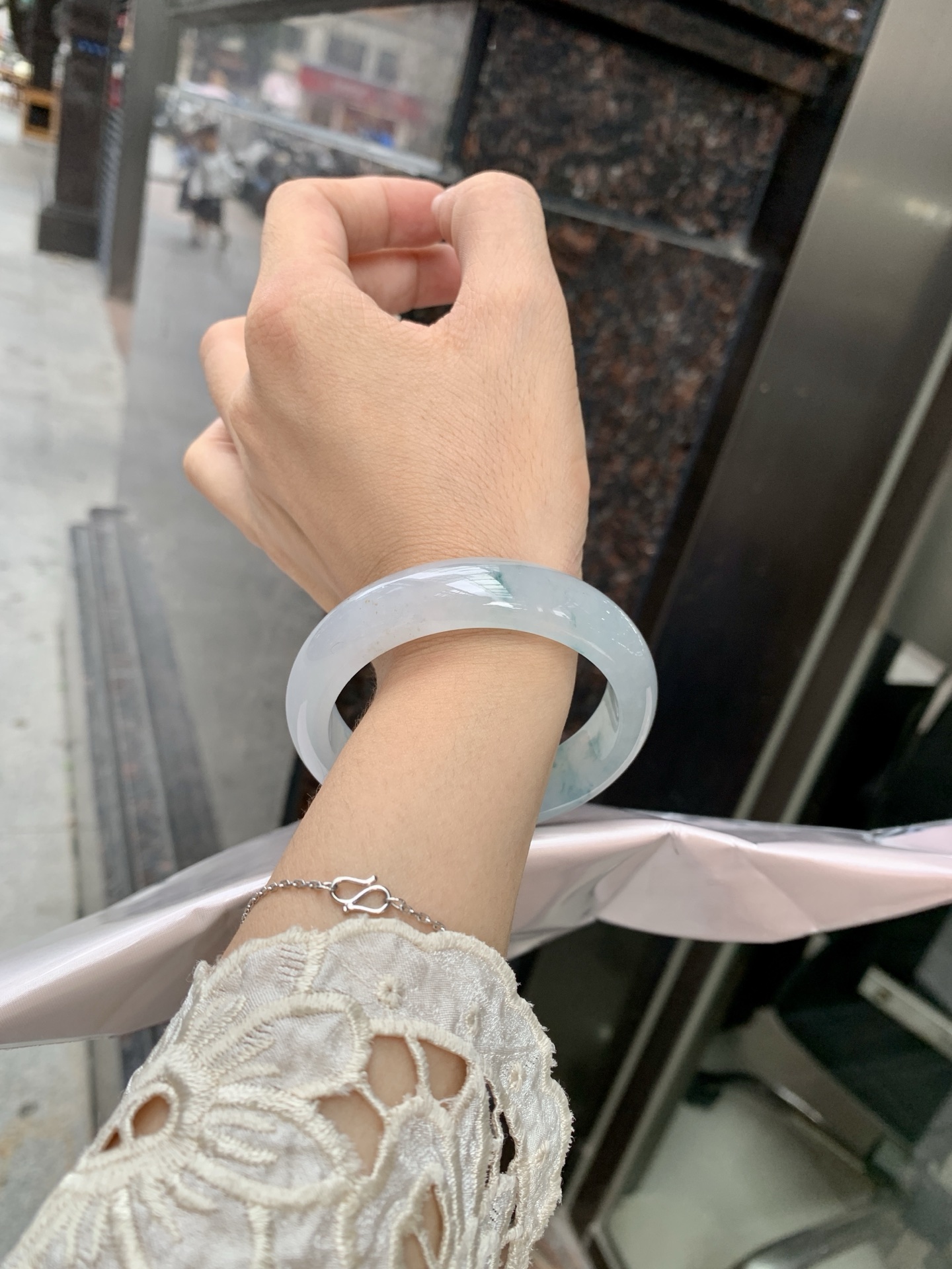 冰飘花正圈，打灯纹裂，不扣，底妆冰润细腻，冰底中开出了一朵兰花，飘花灵动飘逸，勾勒出一幅唯美诗意的山水意境画，古典优雅又秀气