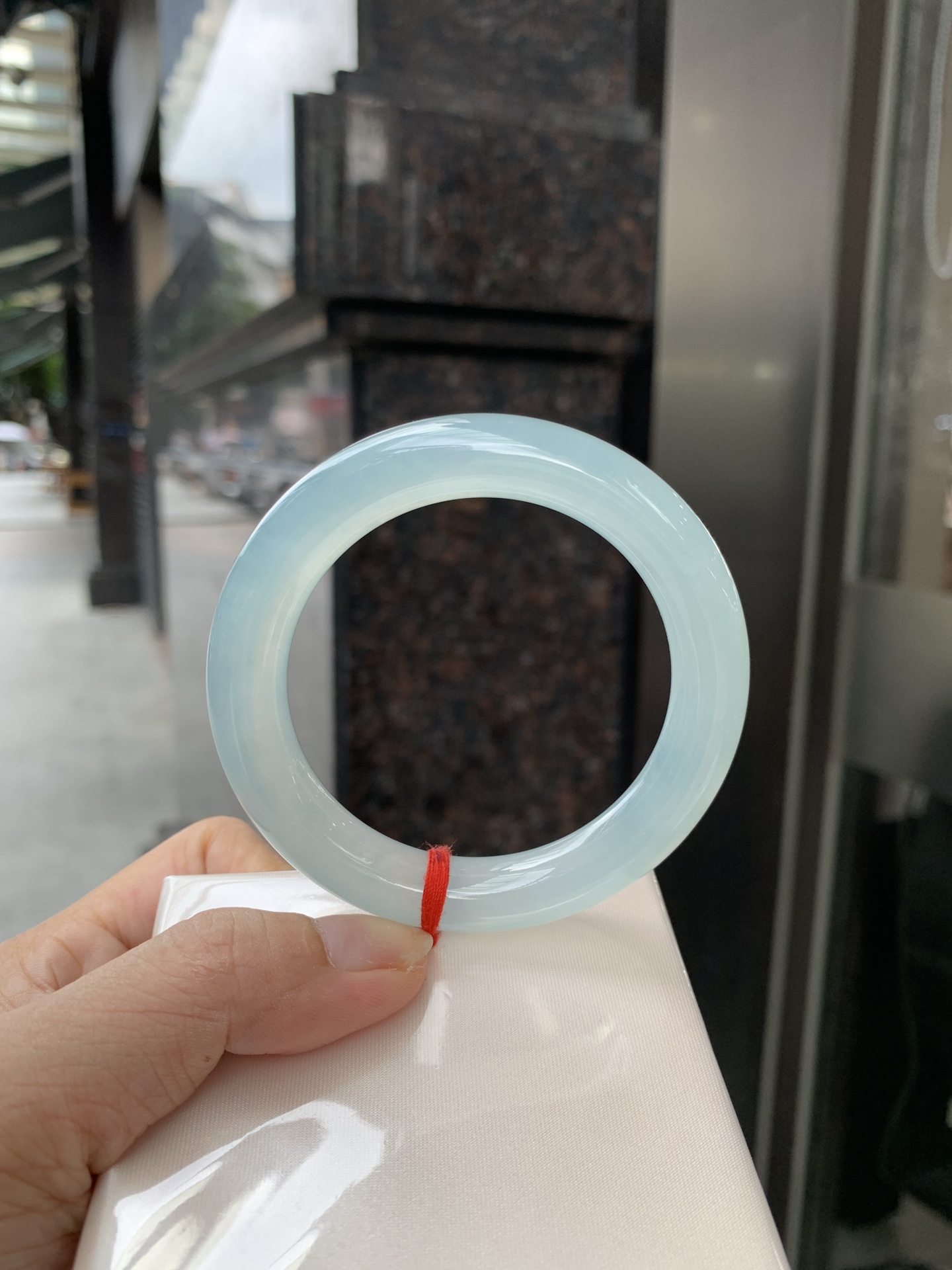 冰蓝圆条，0801-N1261，无裂，底妆胶润细腻，千变万化的冰晴蓝底色，拥有海的颜色，却散发着星空的光芒，这是一只来自冰川蓝的清冷气质仙女镯。