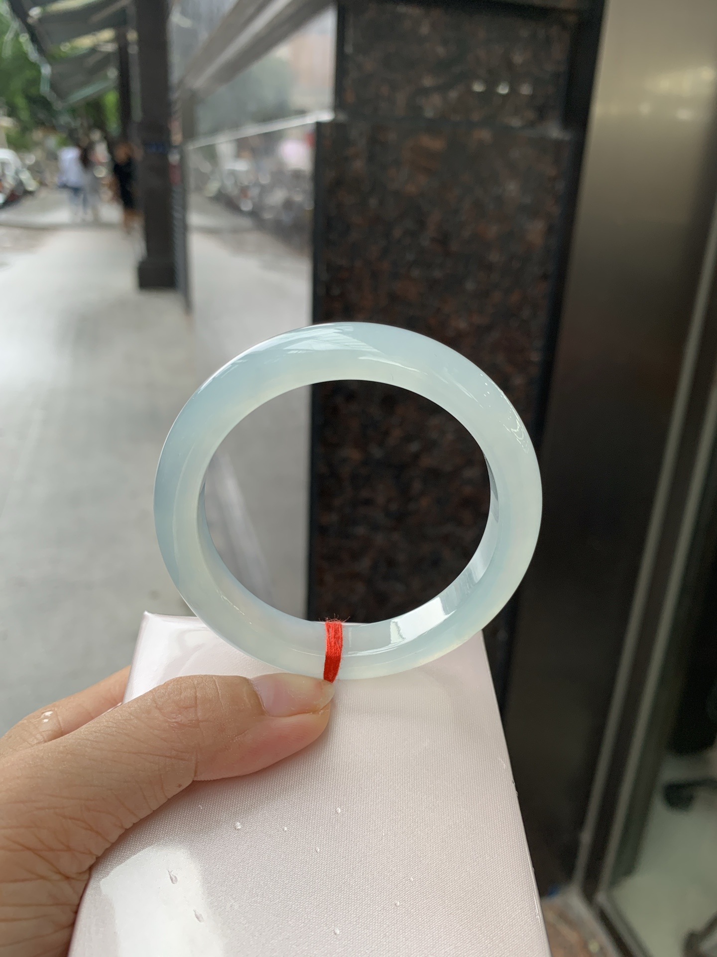 冰蓝正圈,56.3-8.1-10.9,0801-N1281-1,打灯细纹，底妆胶润细腻，千变万化的冰晴蓝底色，拥有海的颜色，却散发着星空的光芒，这是一只来自冰川蓝的清冷气质仙女镯。