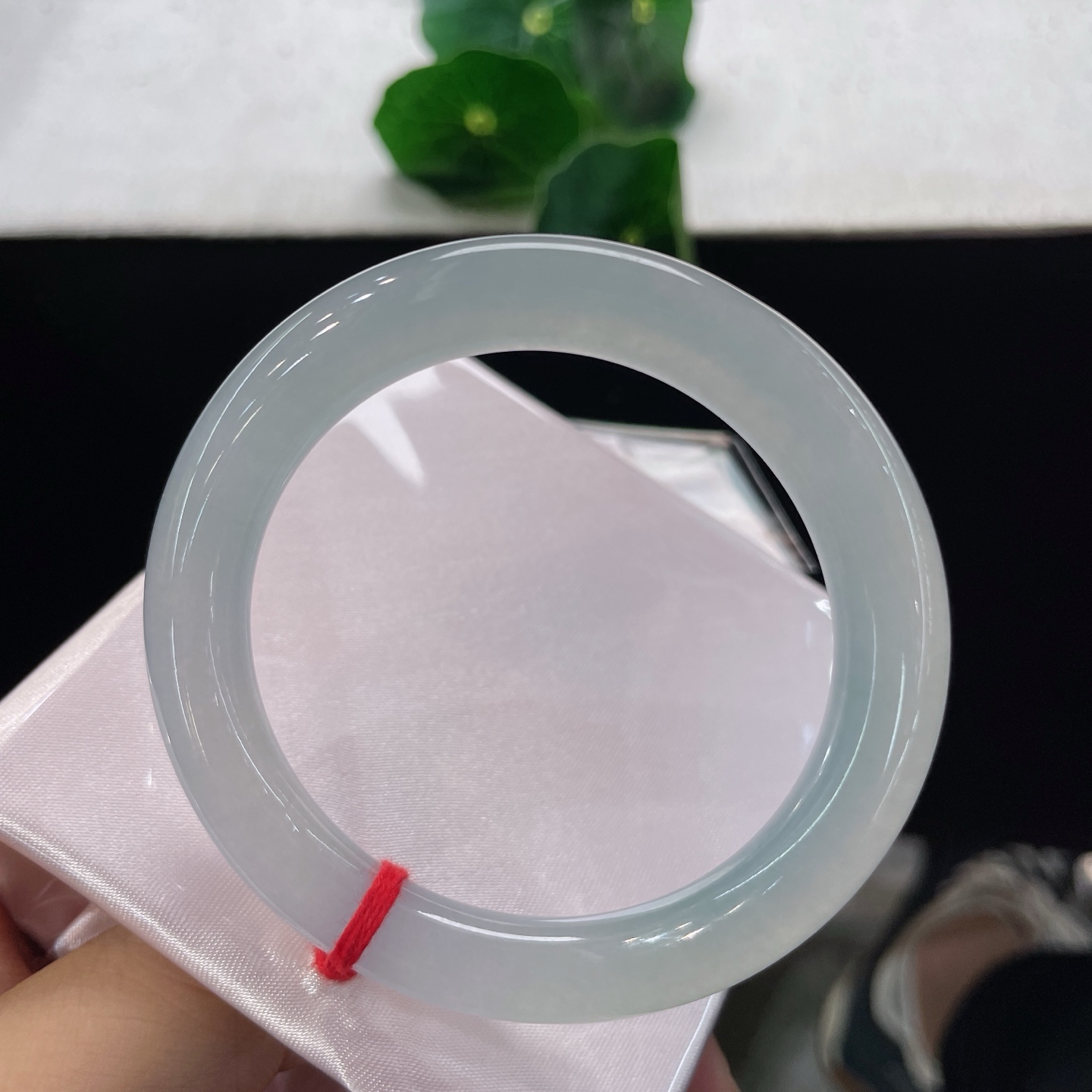 圈口52/9.2，白冰圆条，正圈53/54可戴，仿若浅潭凝露，质地澄澈。冰透。莹润。无裂。