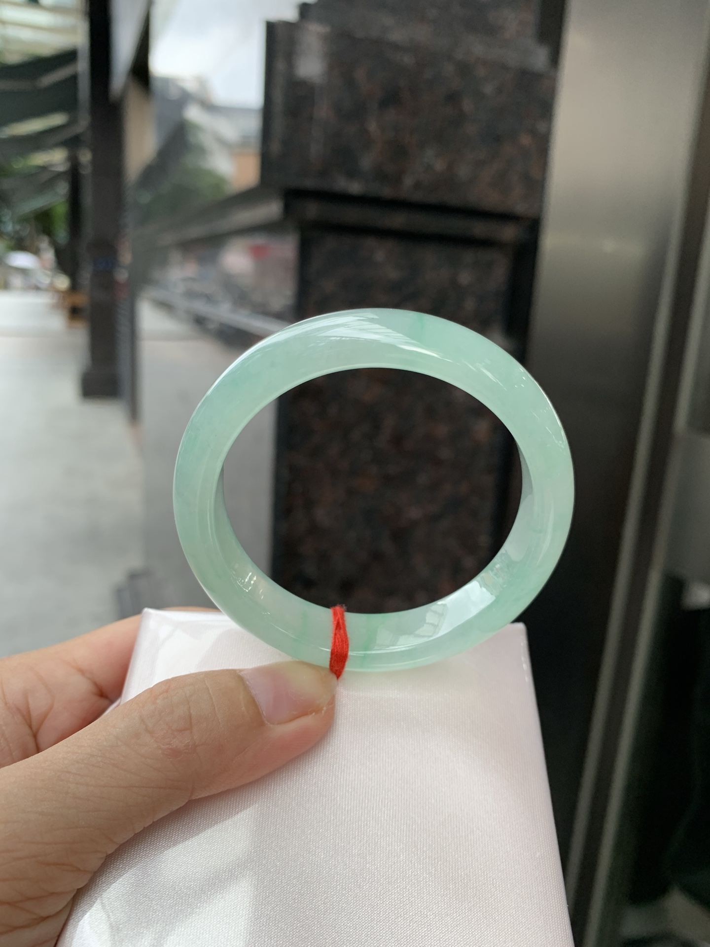 冰晴飘绿正圈,51.8-7.1-12,0801-SJ-131,无裂,底妆水润细腻，满圈晴绿底色飘绿花，鲜艳得像新冒头的嫩芽，灵动清新，即柔和又充满生机