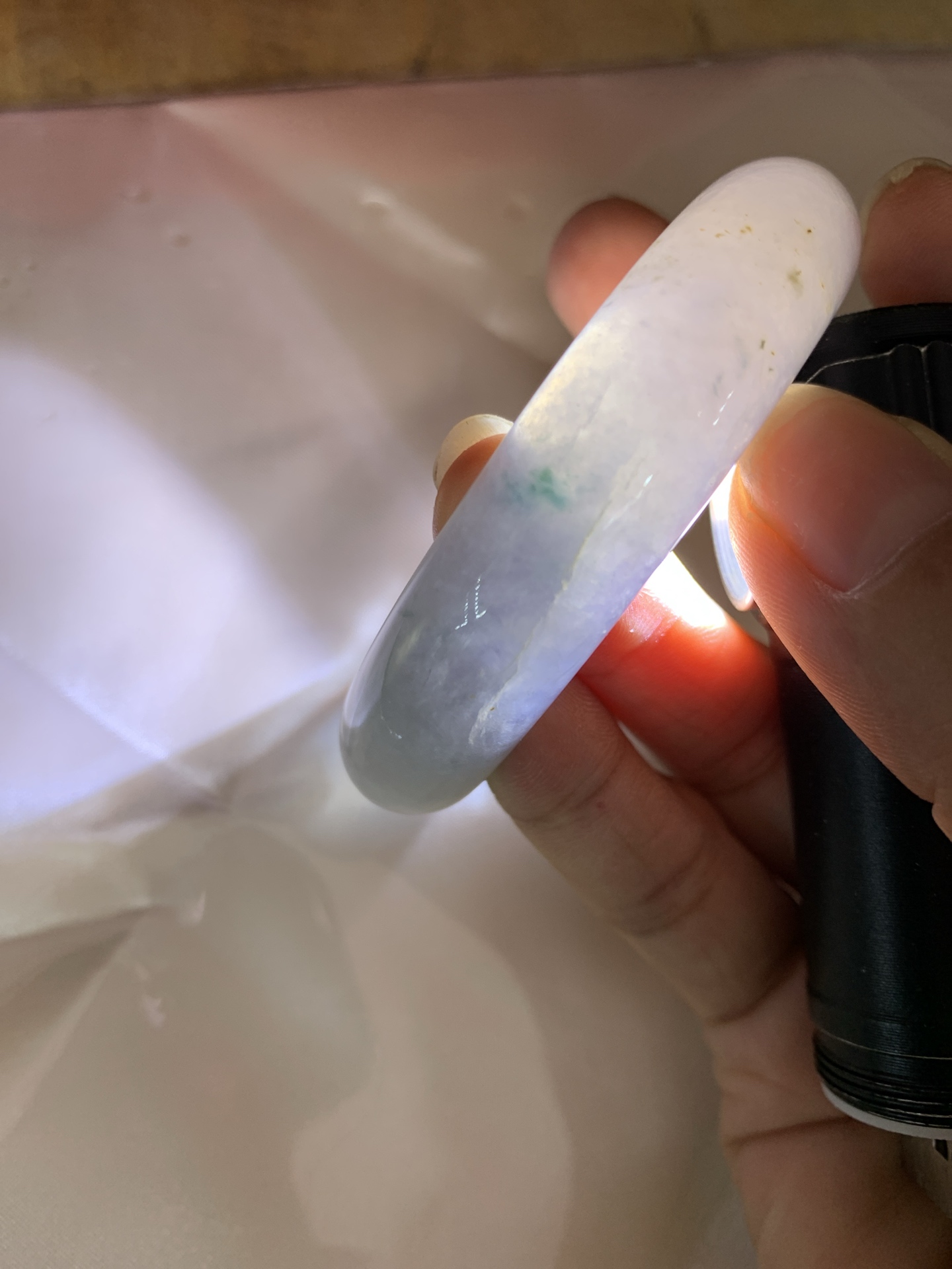 冰飘花正圈，打灯纹裂，不扣，底妆冰润细腻，冰底中开出了一朵兰花，飘花灵动飘逸，勾勒出一幅唯美诗意的山水意境画，古典优雅又秀气