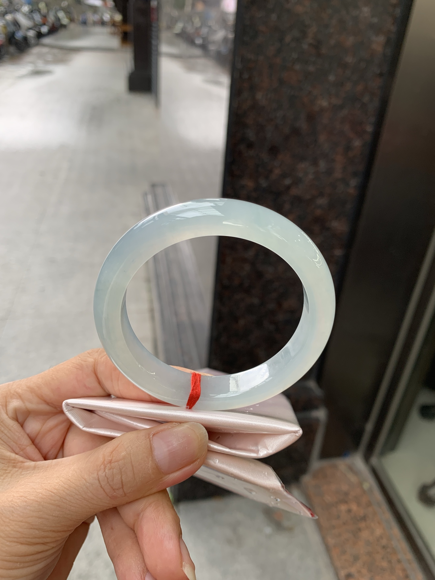 冰蓝正圈, 0801-N1281-4, 无裂，底妆胶润细腻，千变万化的冰晴蓝底色，拥有海的颜色，却散发着星空的光芒，这是一只来自冰川蓝的清冷气质仙女镯。