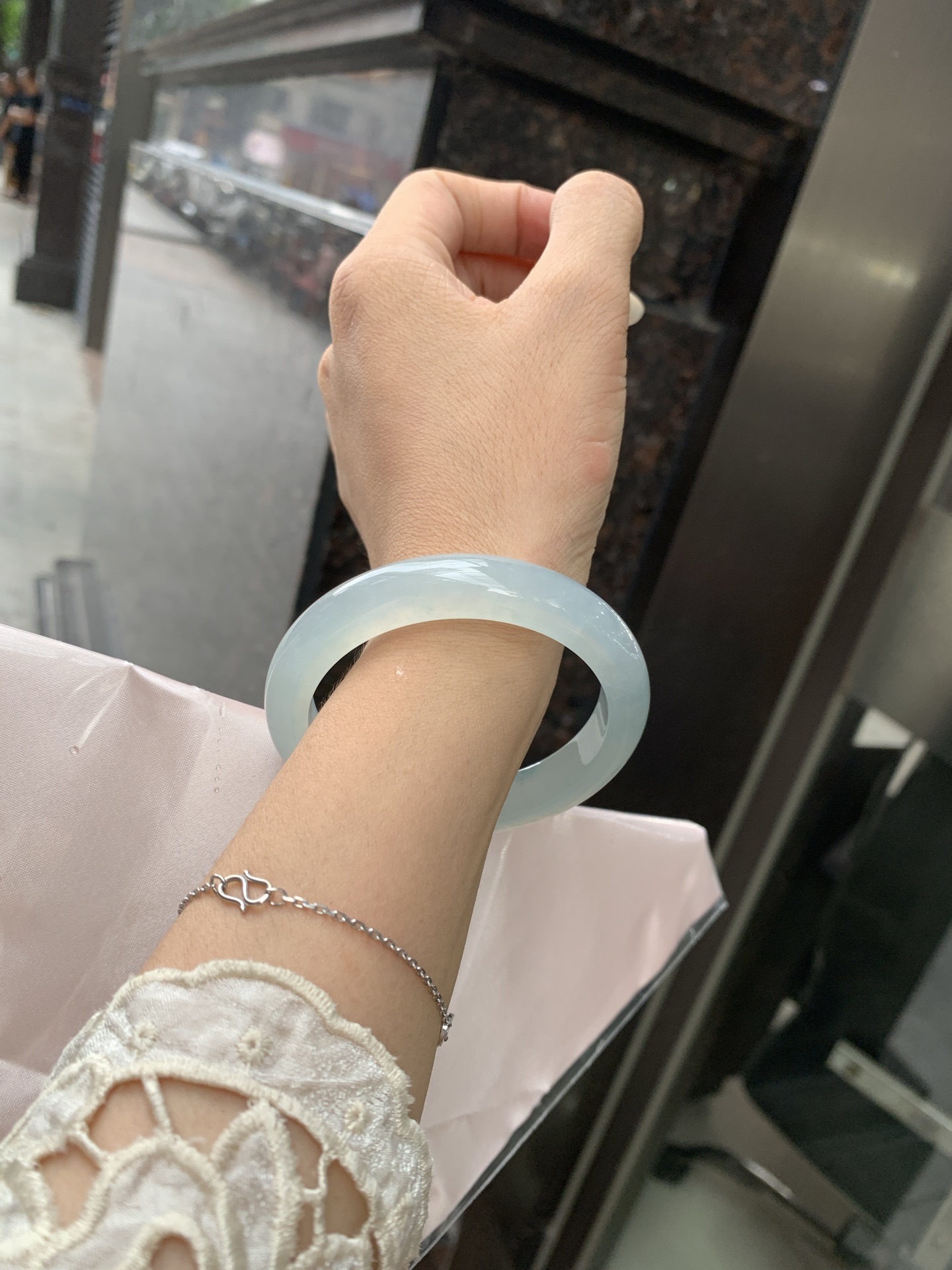 冰蓝飘花正圈, 55.6-7.9-11, 0801-N1281-3, 无裂，底妆冰润细腻，碎花灵动像是被风吹散的蓝墨水，恰似春夜星河落入腕间🪸