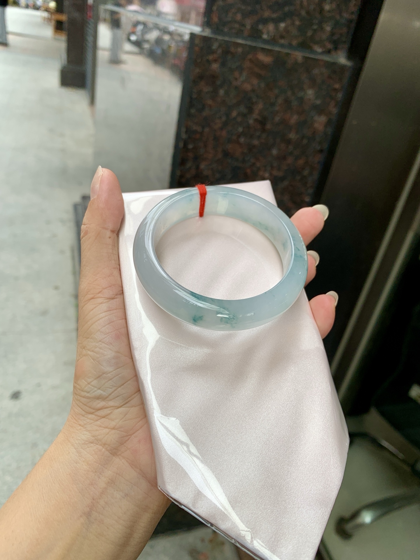 冰飘花正圈，打灯纹裂，不扣，底妆冰润细腻，冰底中开出了一朵兰花，飘花灵动飘逸，勾勒出一幅唯美诗意的山水意境画，古典优雅又秀气