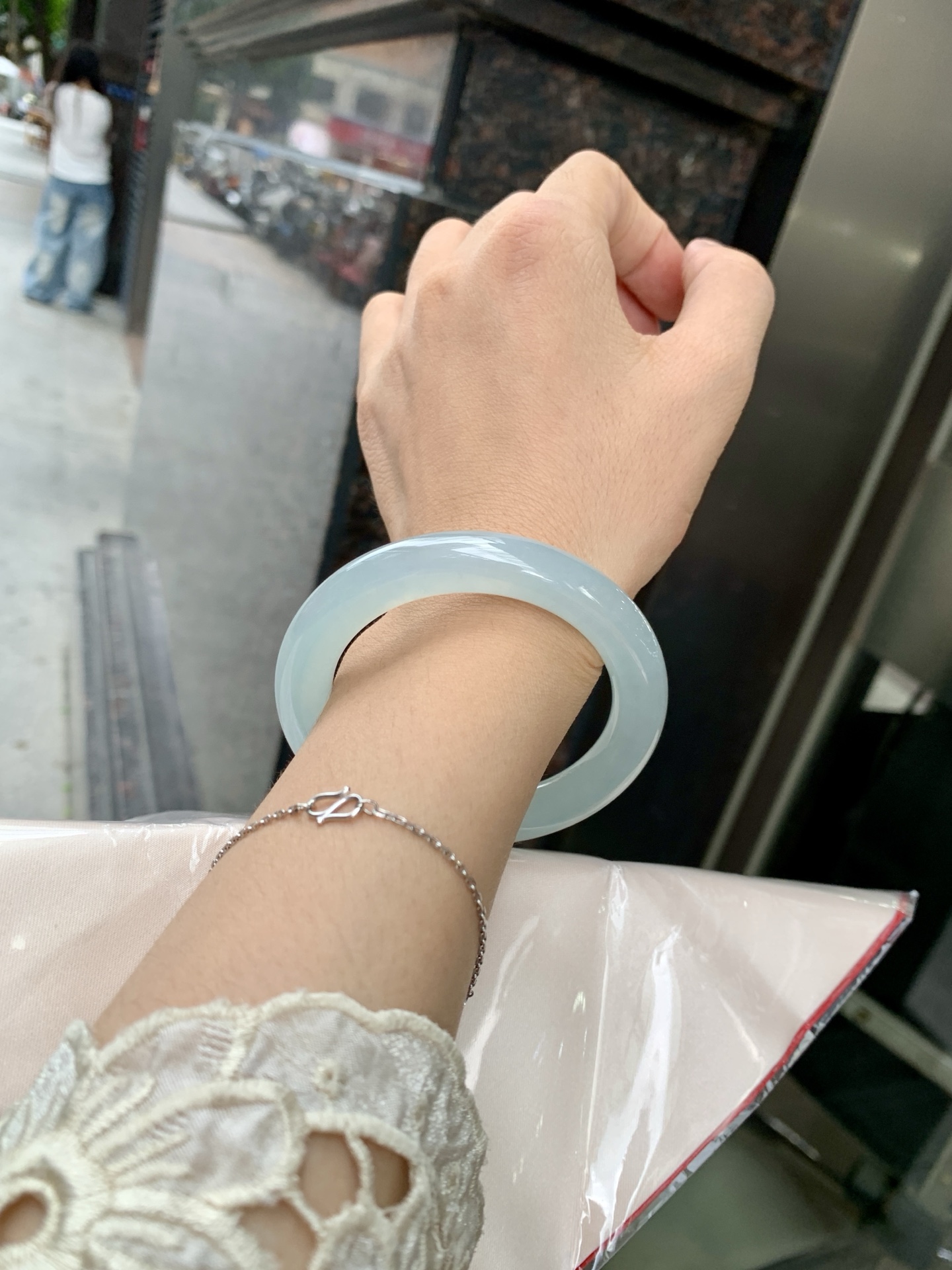 冰蓝圆条，0801-N1261，无裂，底妆胶润细腻，千变万化的冰晴蓝底色，拥有海的颜色，却散发着星空的光芒，这是一只来自冰川蓝的清冷气质仙女镯。