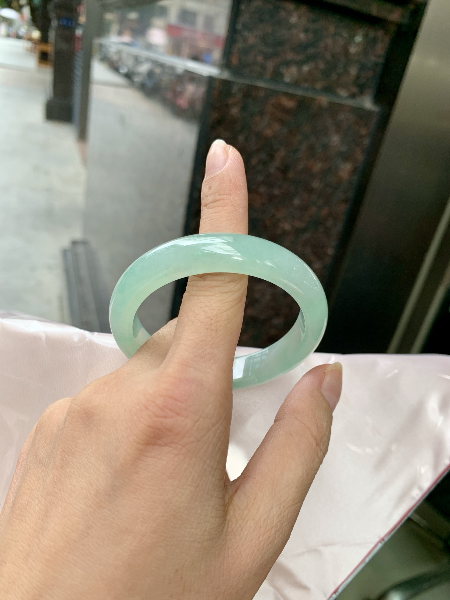 冰晴飘绿正圈,51.8-7.1-12,0801-SJ-131,无裂,底妆水润细腻，满圈晴绿底色飘绿花，鲜艳得像新冒头的嫩芽，灵动清新，即柔和又充满生机