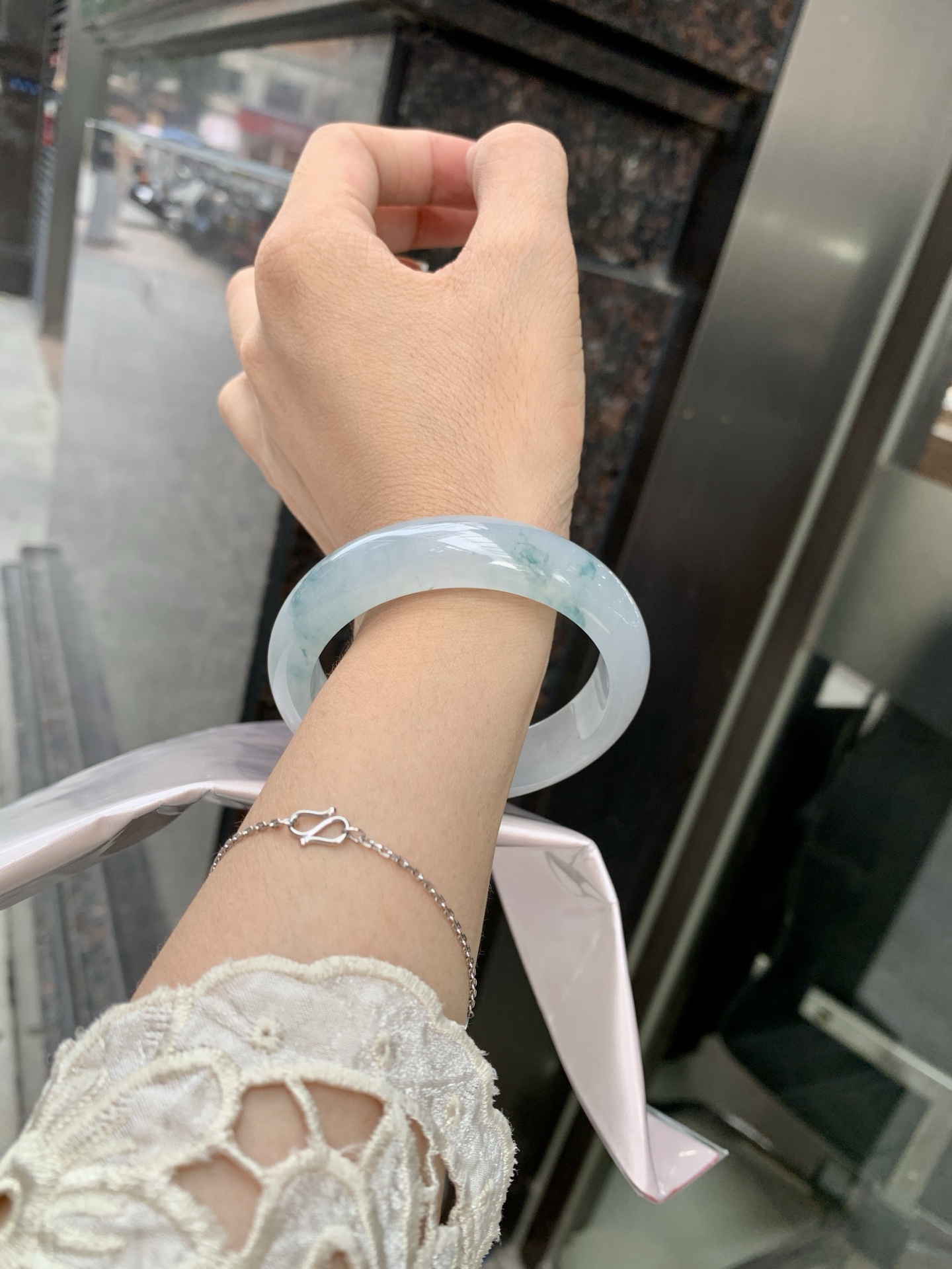 冰飘花正圈，打灯纹裂，不扣，底妆冰润细腻，冰底中开出了一朵兰花，飘花灵动飘逸，勾勒出一幅唯美诗意的山水意境画，古典优雅又秀气