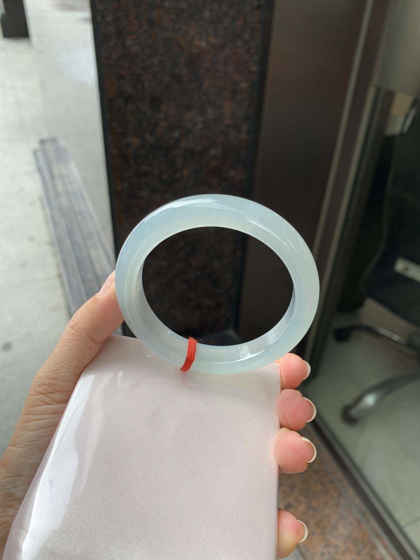 冰蓝正圈, 0801-N1281-4, 无裂，底妆胶润细腻，千变万化的冰晴蓝底色，拥有海的颜色，却散发着星空的光芒，这是一只来自冰川蓝的清冷气质仙女镯。