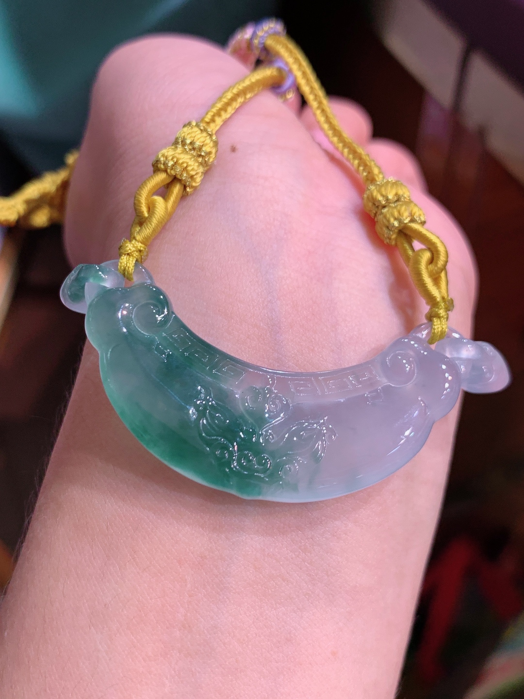 冰飘花如意锁吊坠，双色过渡自然，雕工复古大气，平安守护寓意美好