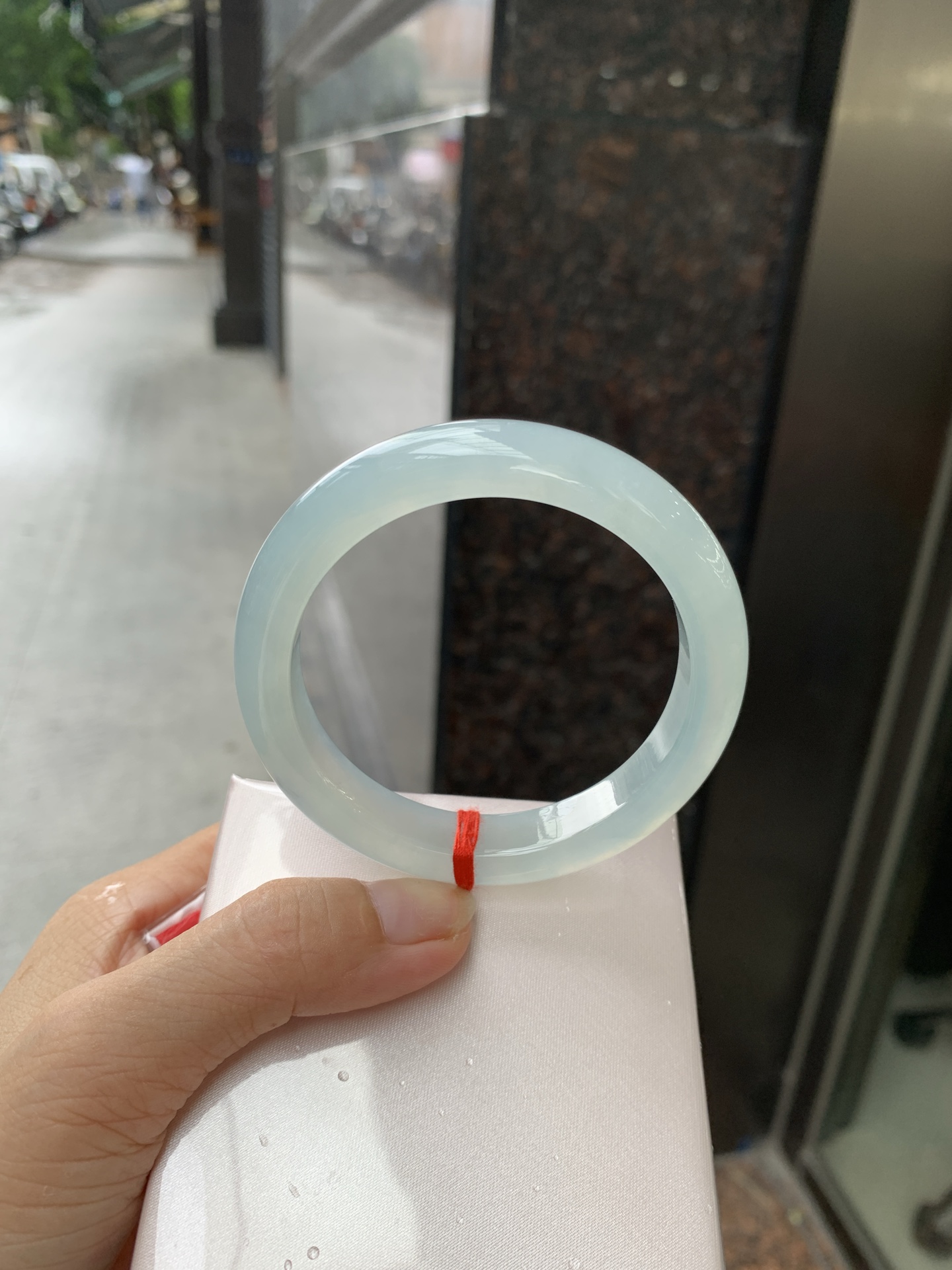 冰蓝正圈,56.3-8.1-10.9,0801-N1281-1,打灯细纹，底妆胶润细腻，千变万化的冰晴蓝底色，拥有海的颜色，却散发着星空的光芒，这是一只来自冰川蓝的清冷气质仙女镯。