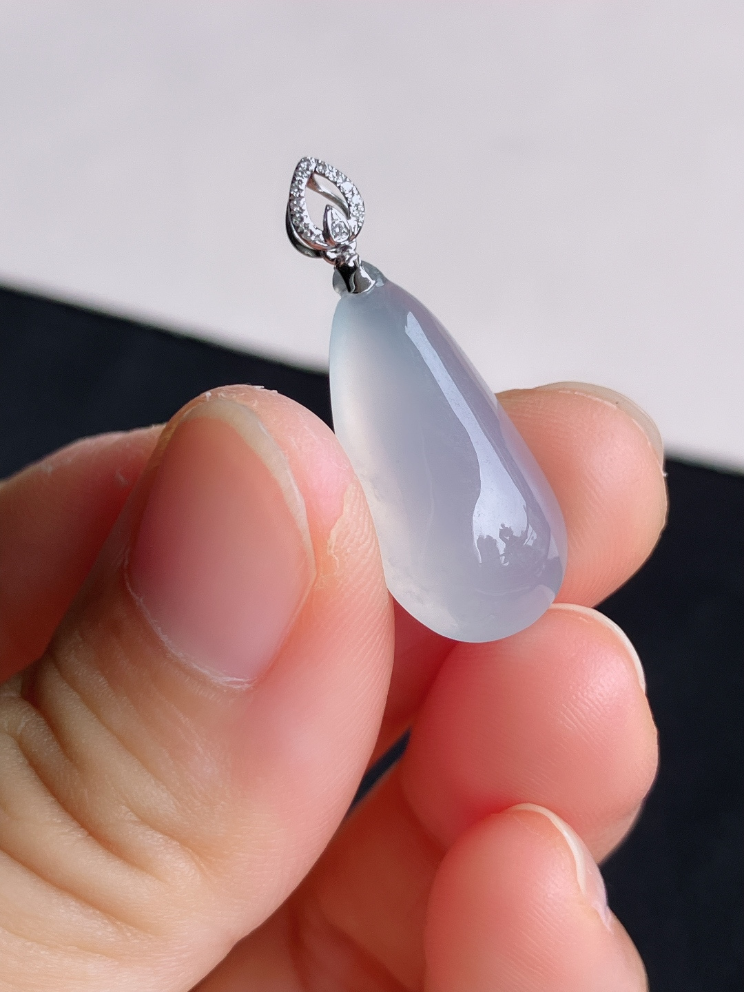 白冰水滴吊坠，简约时尚，尺寸28.8/21.6/11.3/6.8/自然光实拍