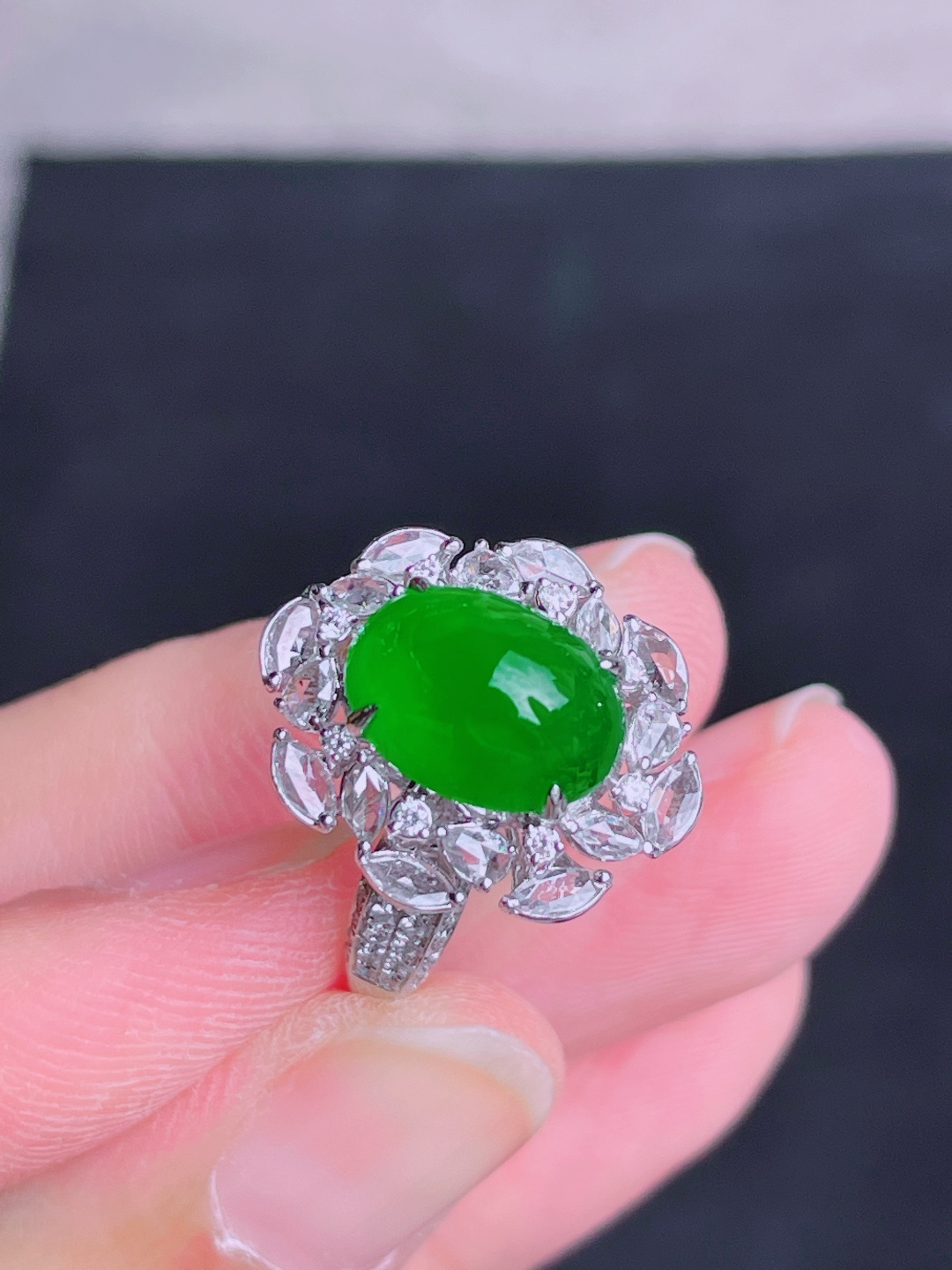 高冰绿蛋面戒指 晶莹剔透，新颖时尚，品相，11.3-8.5-5