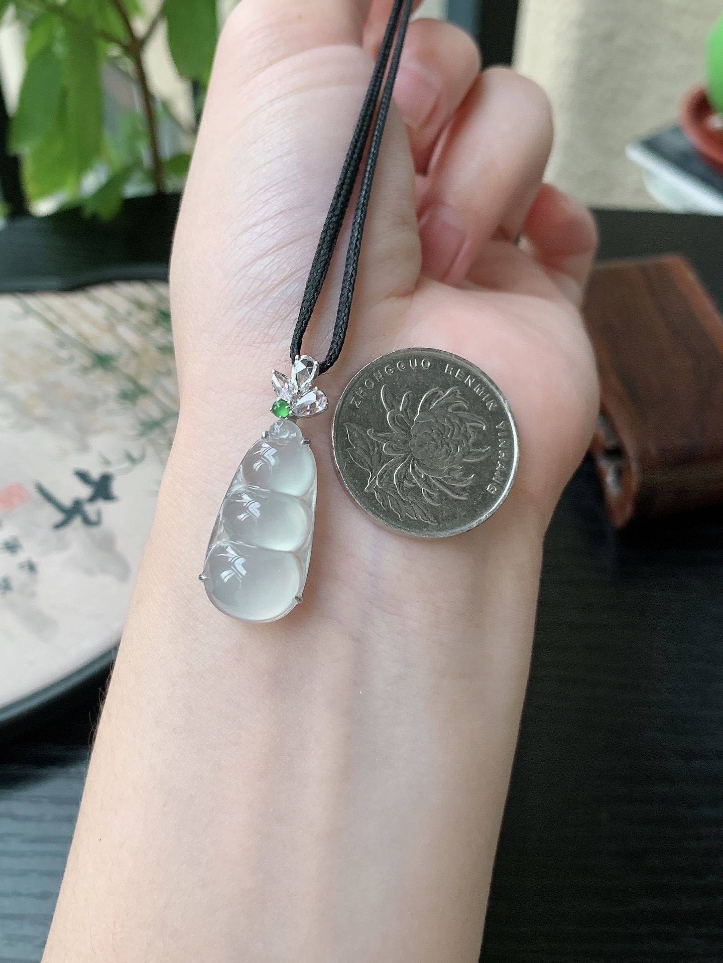 18k金镶嵌老坑冰种胶感白月光起刚福豆吊坠，裸石尺寸:24.2-13-6mm