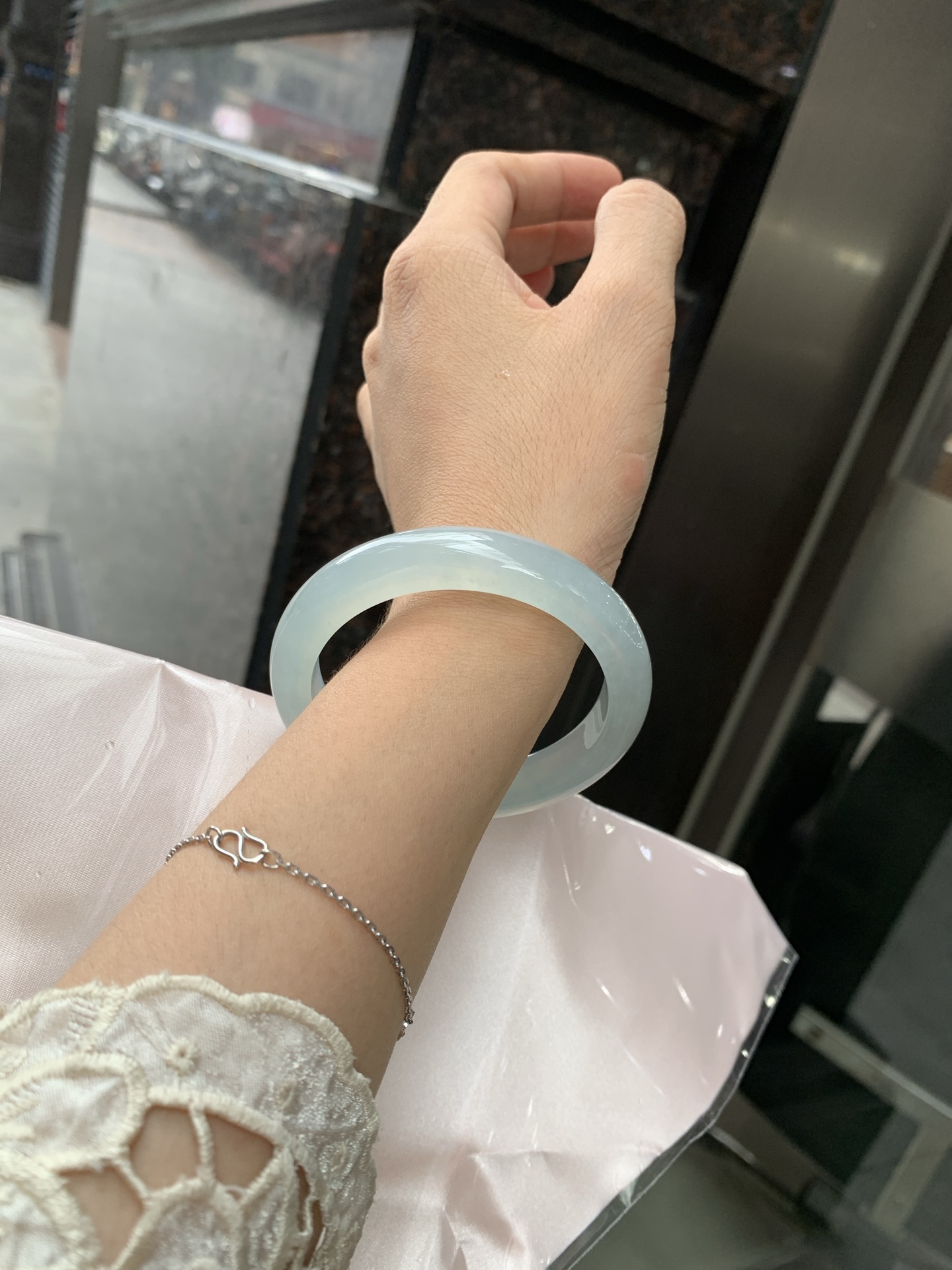 冰蓝飘花正圈, 55.6-7.9-11, 0801-N1281-3, 无裂，底妆冰润细腻，碎花灵动像是被风吹散的蓝墨水，恰似春夜星河落入腕间🪸