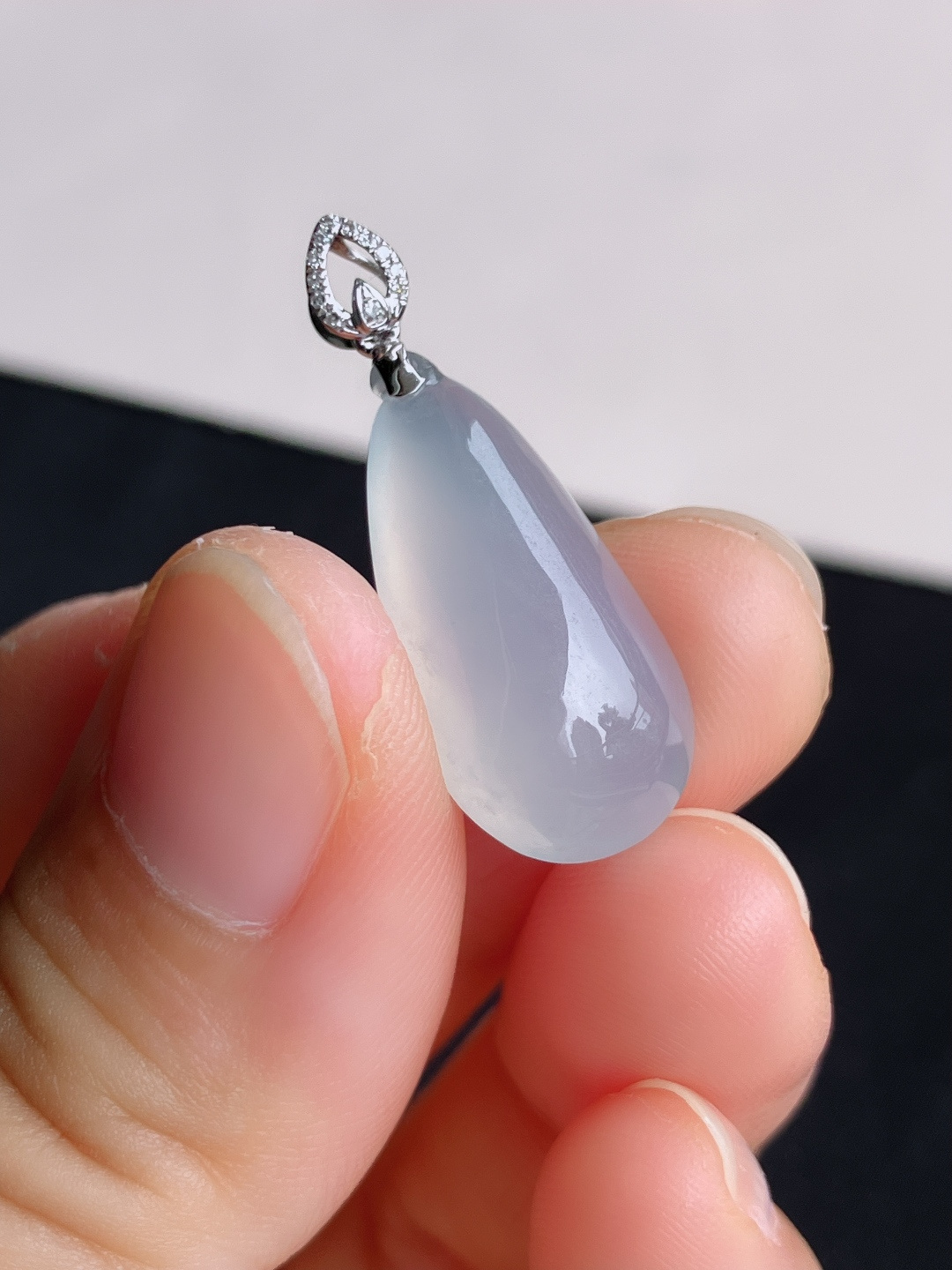 白冰水滴吊坠，简约时尚，尺寸28.8/21.6/11.3/6.8/自然光实拍