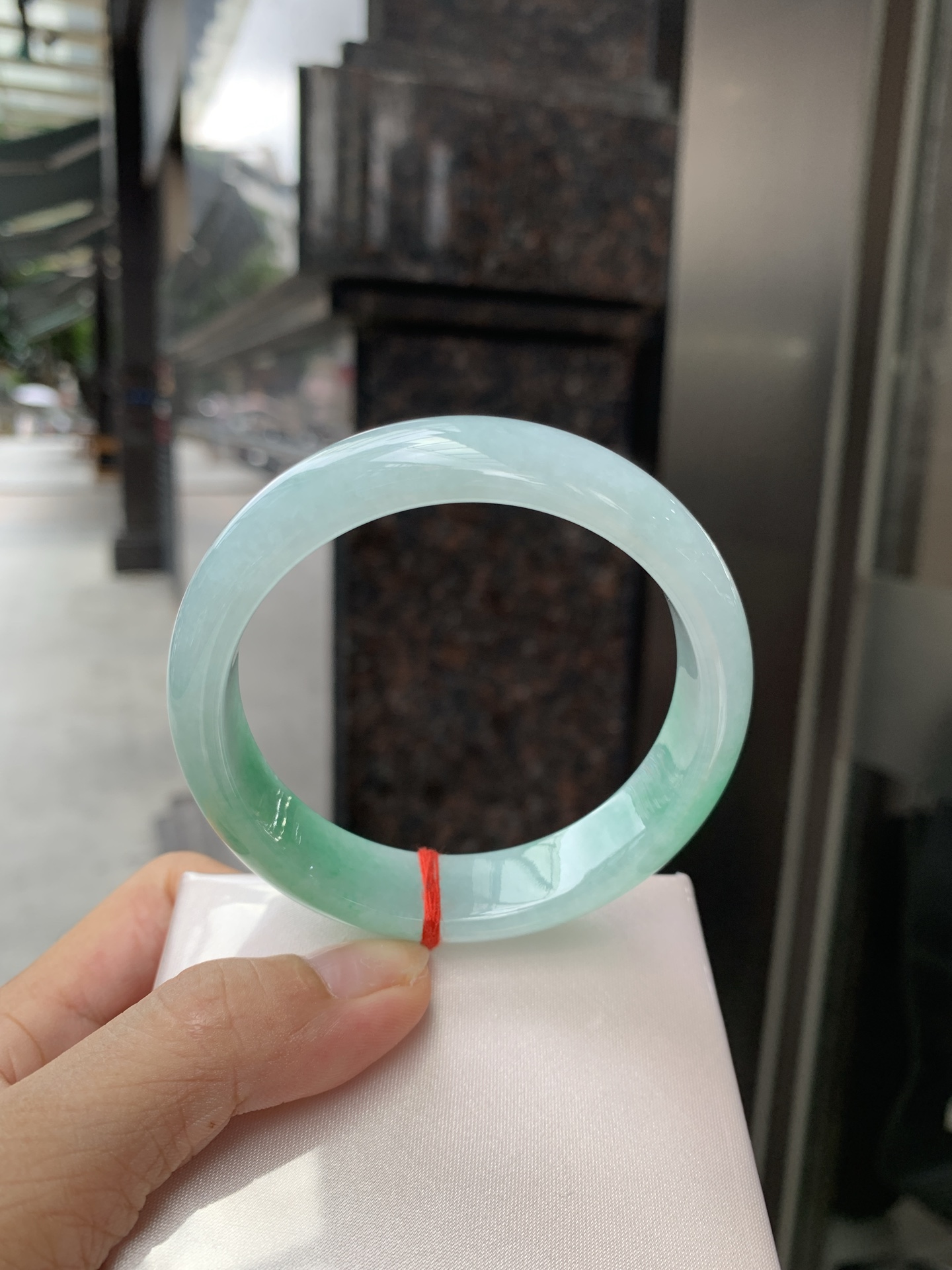白底青宽版正圈, 打灯细纹，底妆水润，几抹绿花飘舞，清新动人，更显灵动，有生命力。