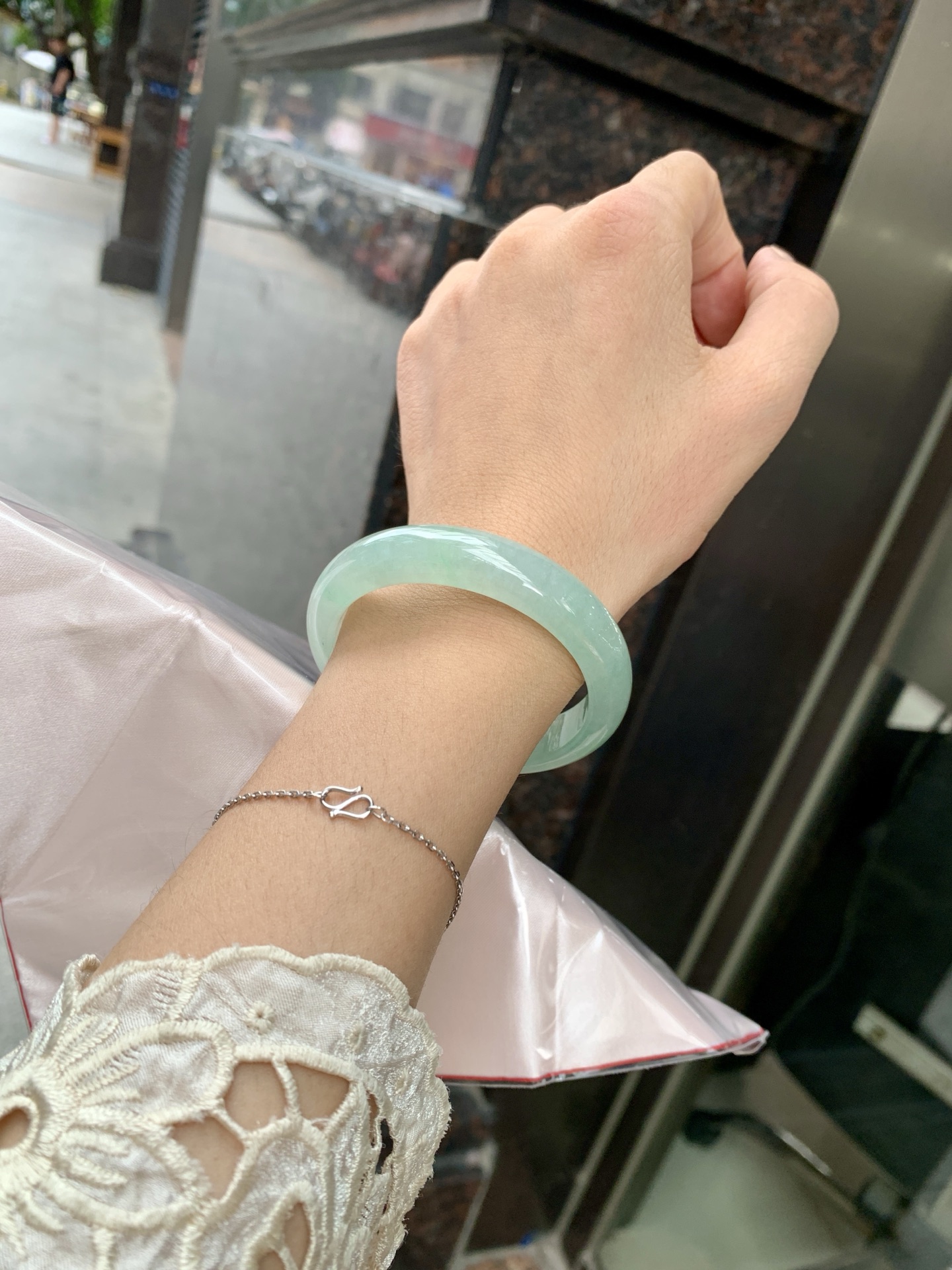 冰晴飘绿正圈,51.8-7.1-12,0801-SJ-131,无裂,底妆水润细腻，满圈晴绿底色飘绿花，鲜艳得像新冒头的嫩芽，灵动清新，即柔和又充满生机