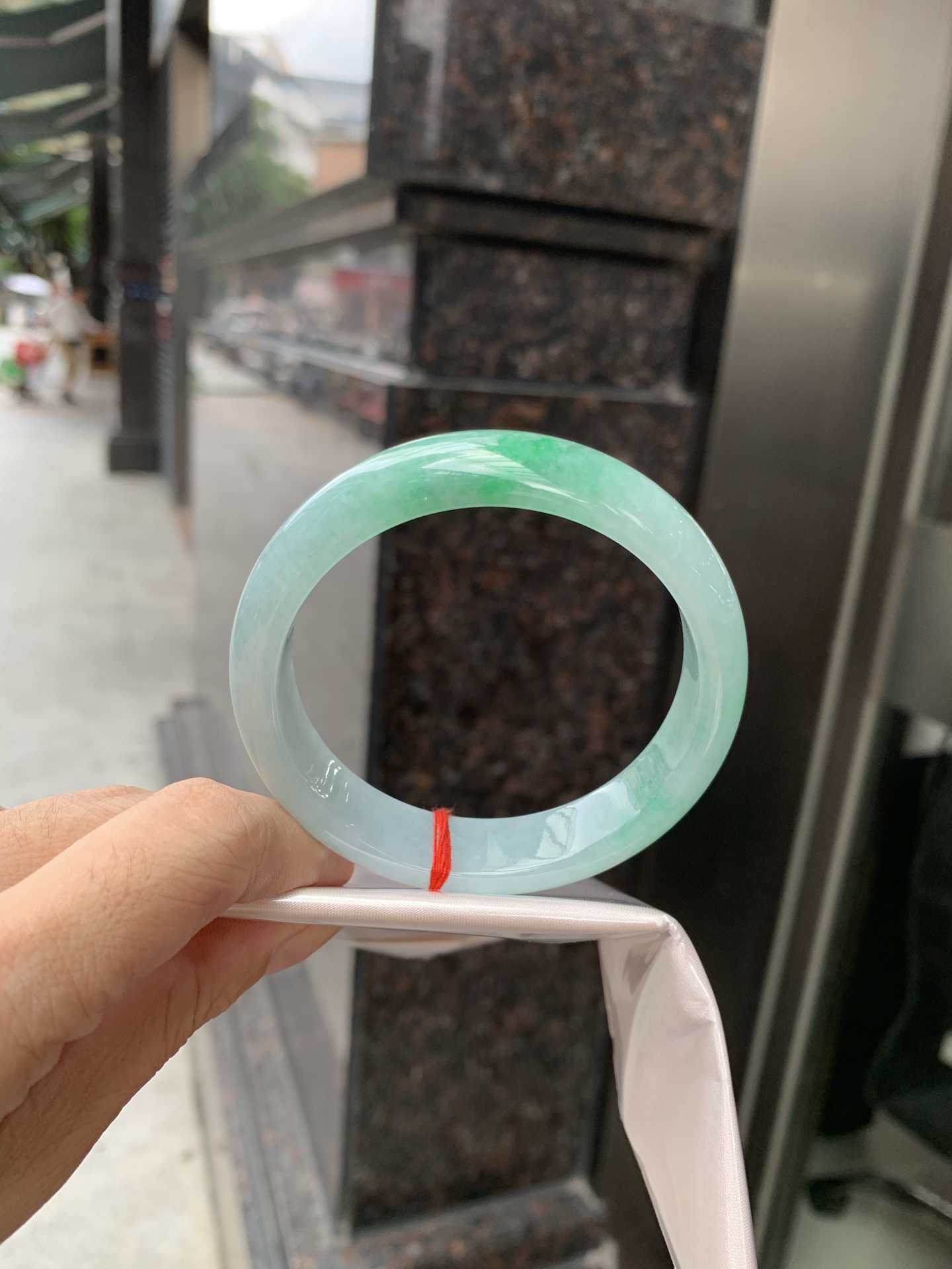 白底青宽版正圈, 打灯细纹，底妆水润，几抹绿花飘舞，清新动人，更显灵动，有生命力。