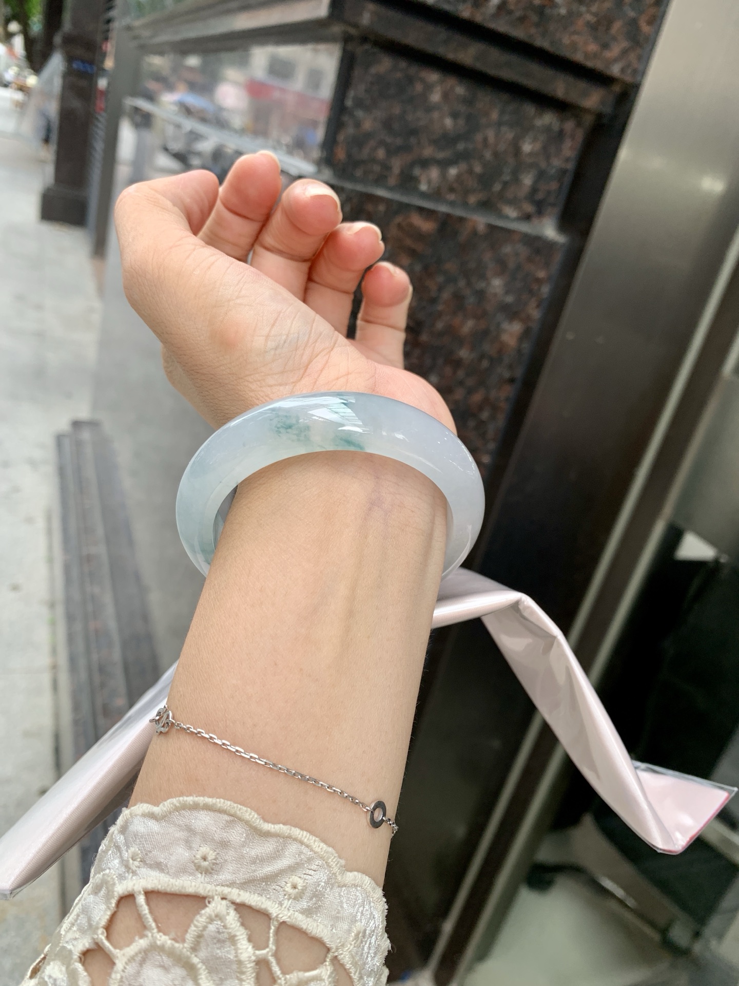 冰飘花正圈，打灯纹裂，不扣，底妆冰润细腻，冰底中开出了一朵兰花，飘花灵动飘逸，勾勒出一幅唯美诗意的山水意境画，古典优雅又秀气
