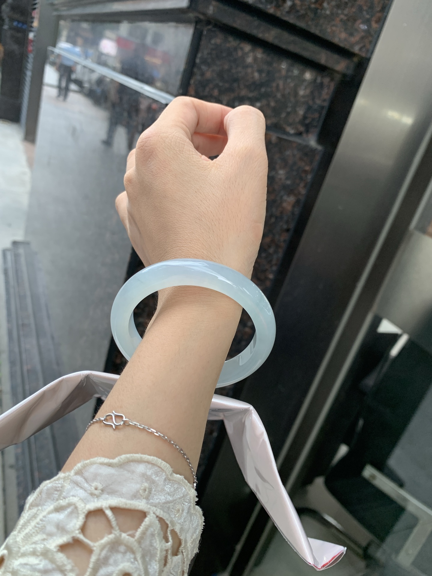 冰蓝正圈, 0801-N1281-4, 无裂，底妆胶润细腻，千变万化的冰晴蓝底色，拥有海的颜色，却散发着星空的光芒，这是一只来自冰川蓝的清冷气质仙女镯。