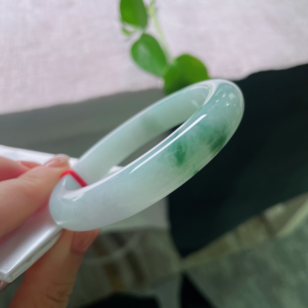58.2/12/9，飘花正圈，无裂，浅玉浸晴光，碧丝卧环底。一抹飘花徐徐舒展，腕间清风，恬淡自在。ss56288a